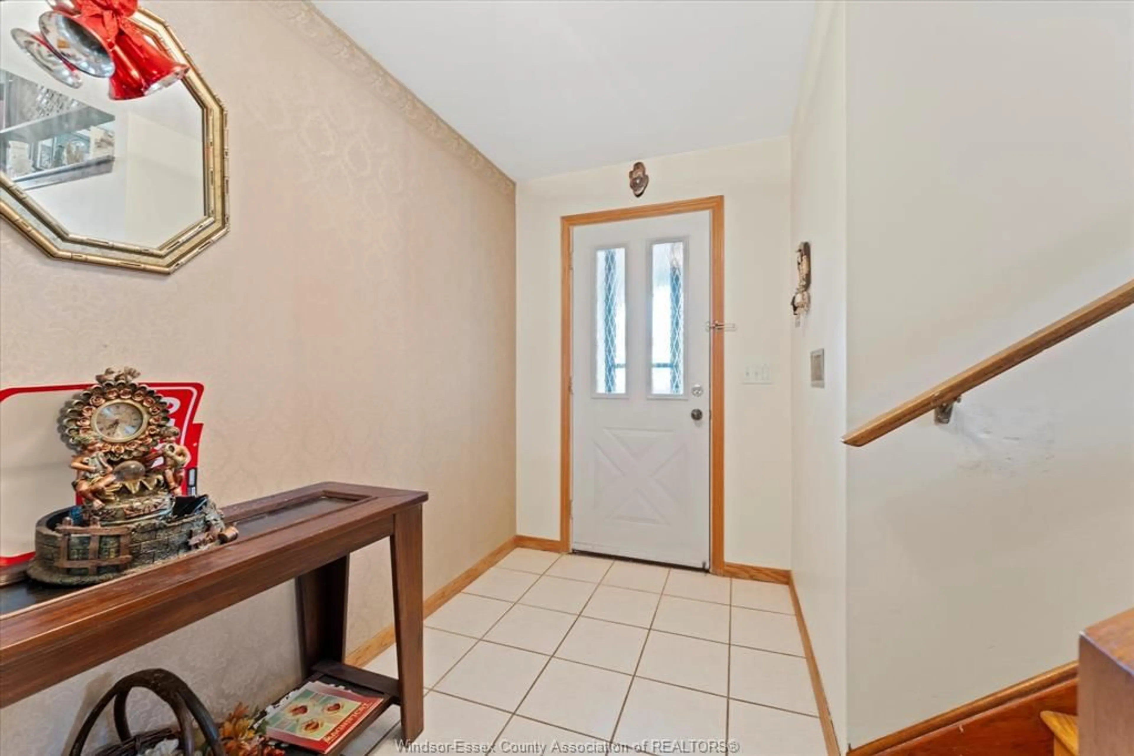 Indoor foyer for 10575 Mulberry Dr, Windsor Ontario N8R 1H7