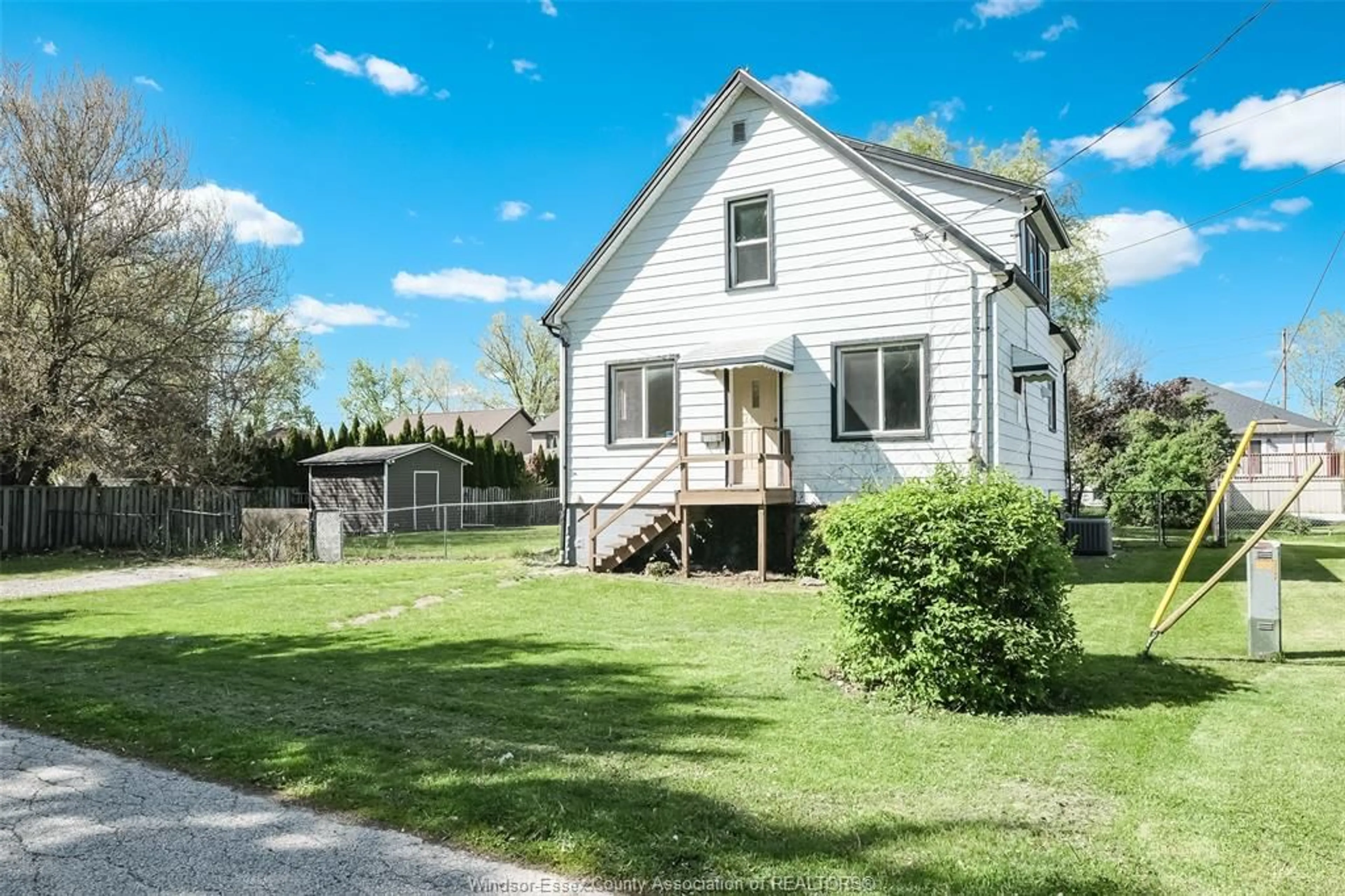 A pic from outside/outdoor area/front of a property/back of a property/a pic from drone, street for 1040 POPE St, LaSalle Ontario N9J 3E4