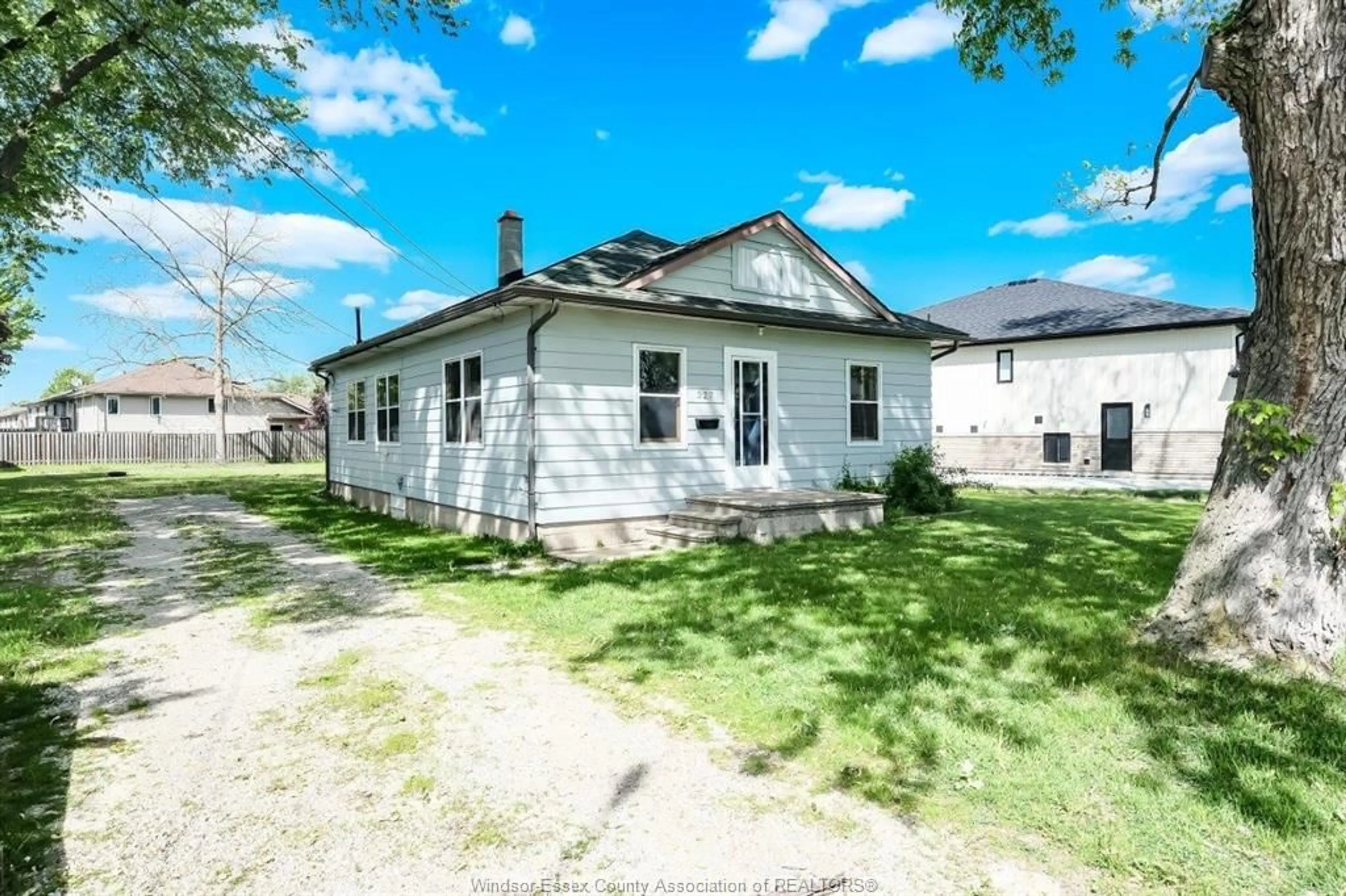 A pic from outside/outdoor area/front of a property/back of a property/a pic from drone, street for 327 BOUFFARD, LaSalle Ontario N9J 1G3