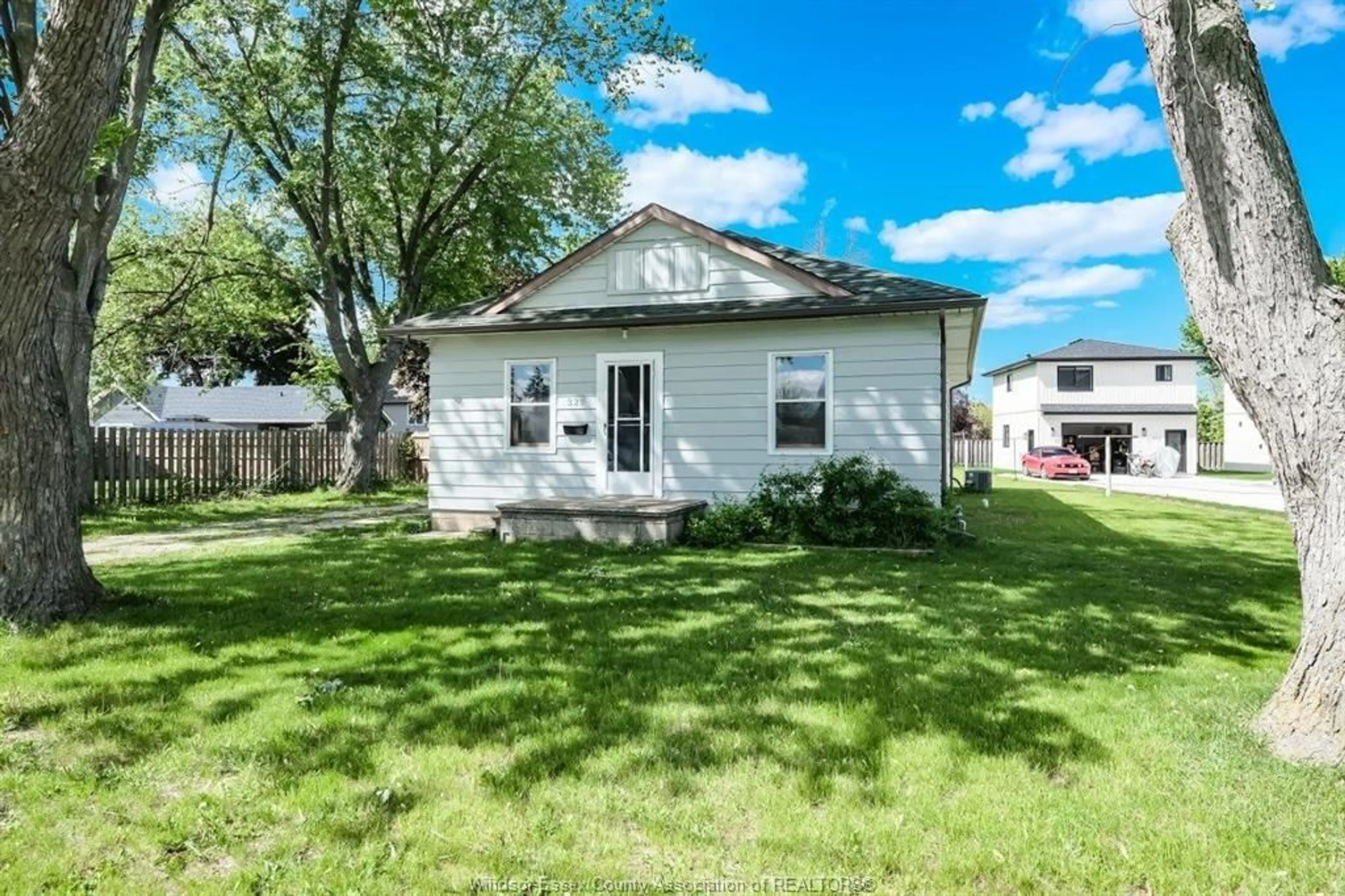 Home with vinyl exterior material, street for 327 BOUFFARD, LaSalle Ontario N9J 1G3