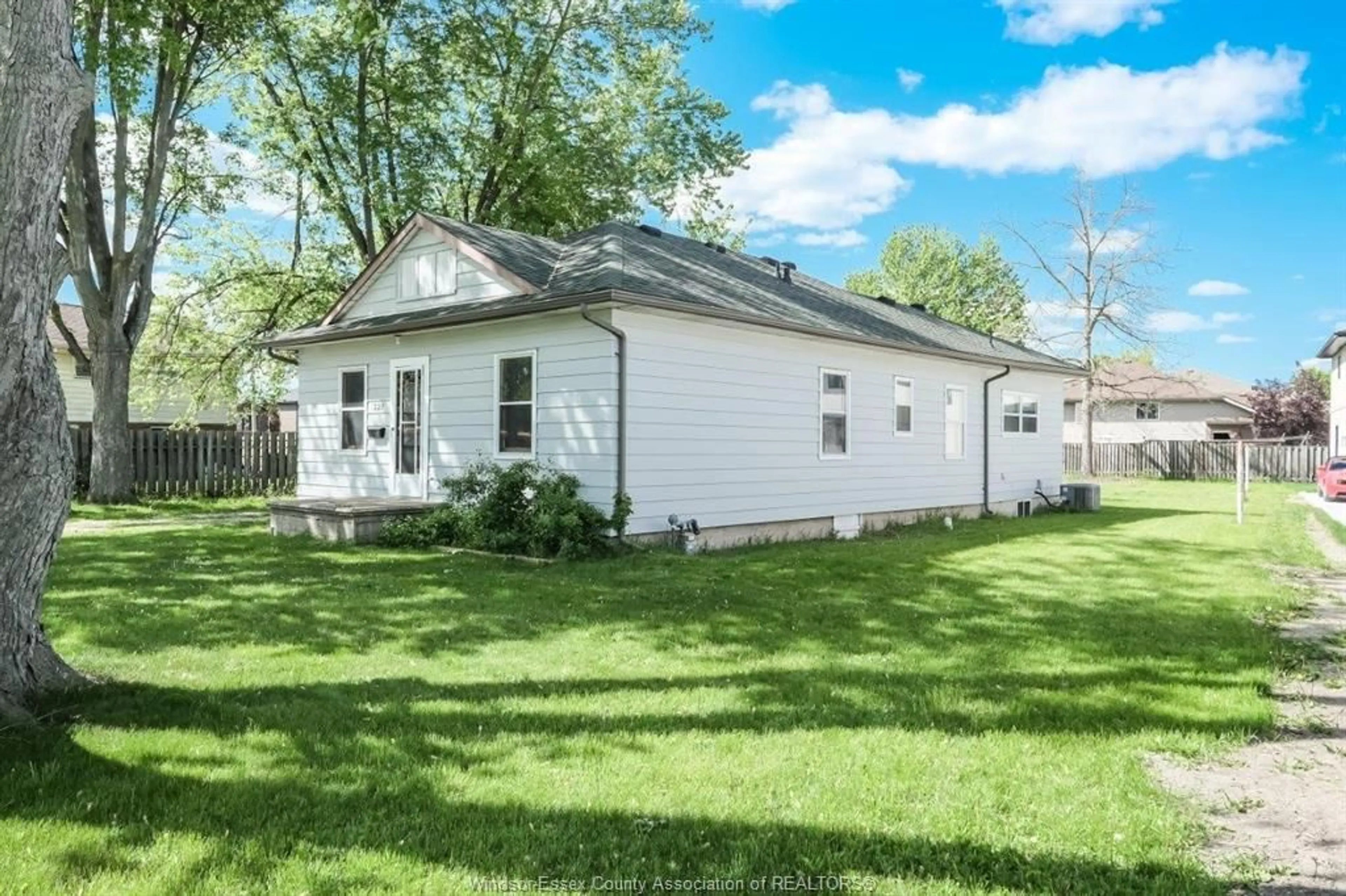 Home with vinyl exterior material, street for 327 BOUFFARD, LaSalle Ontario N9J 1G3