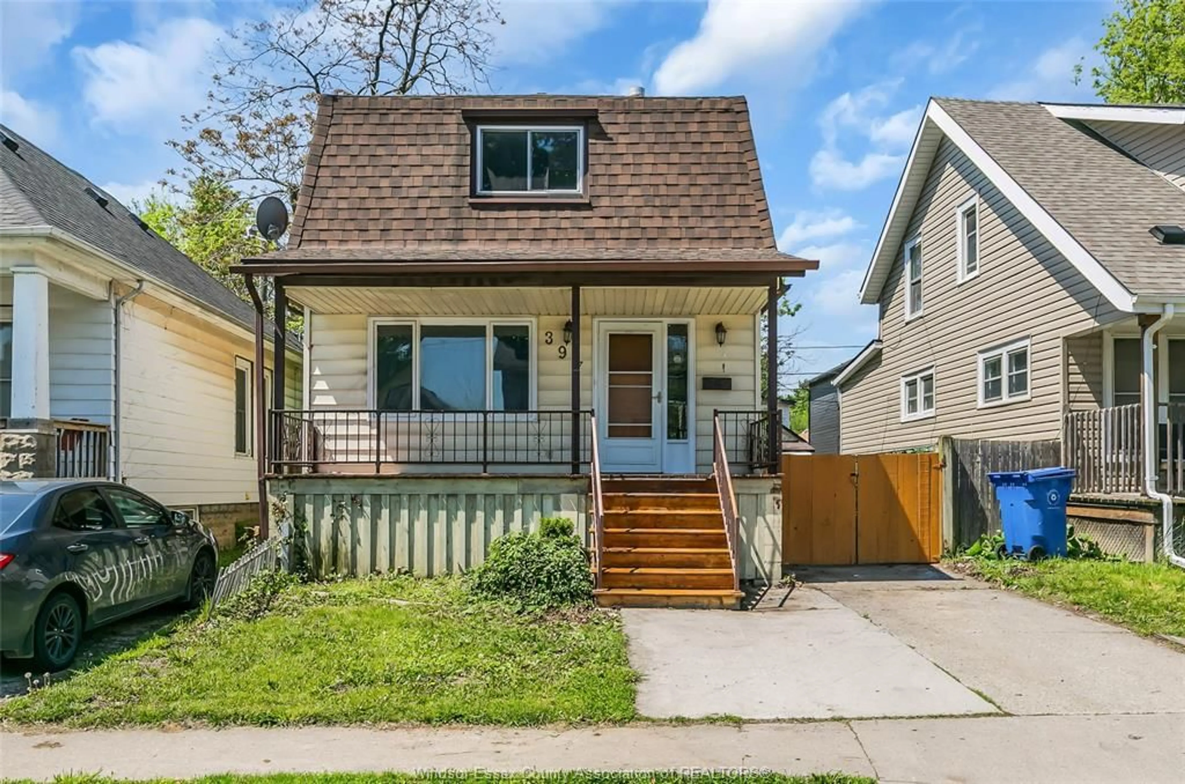 Home with vinyl exterior material, street for 397 JOSEPHINE, Windsor Ontario N9B 2K9