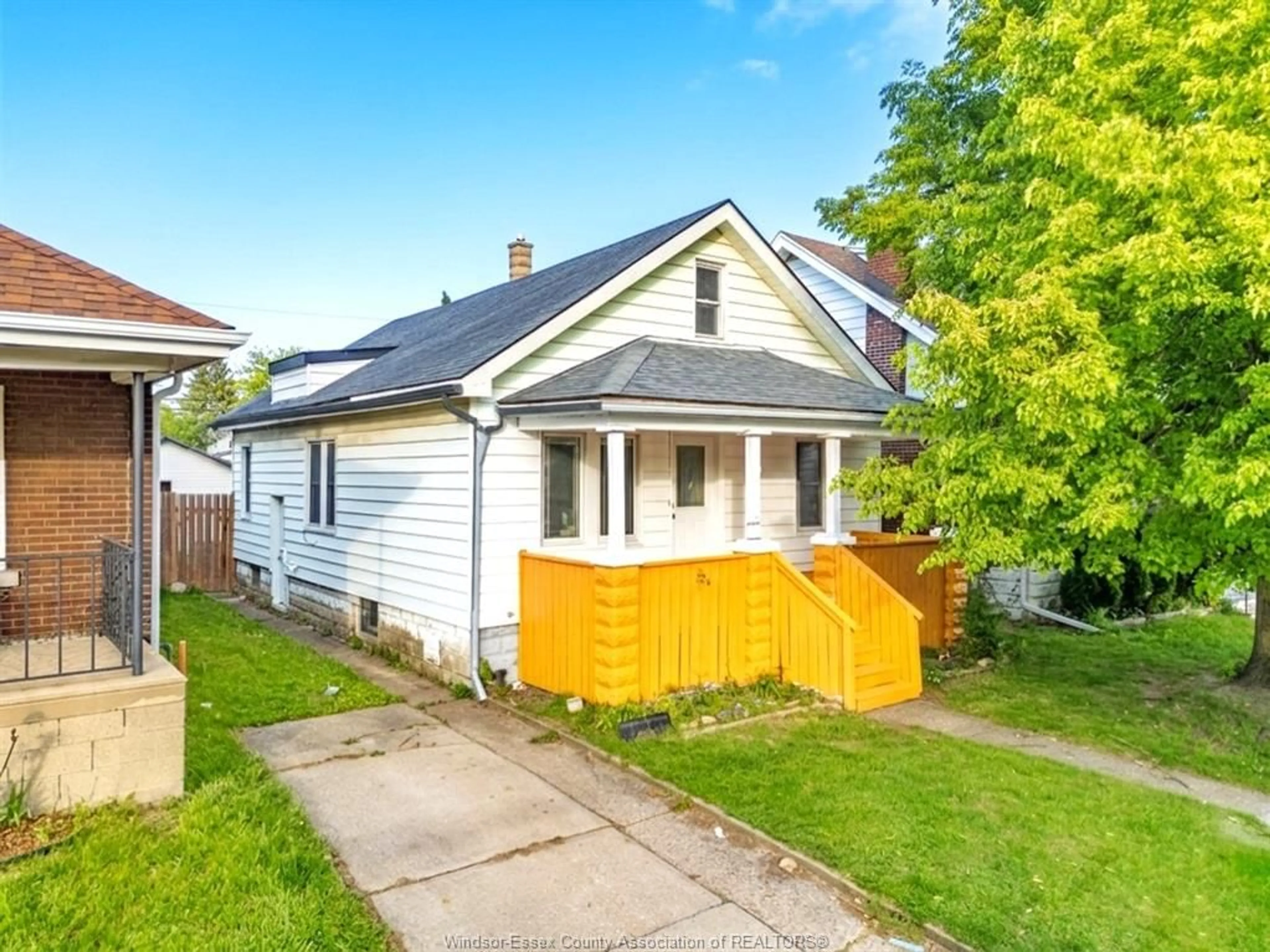 A pic from outside/outdoor area/front of a property/back of a property/a pic from drone, street for 1054 FELIX Ave, Windsor Ontario N9C 3L5