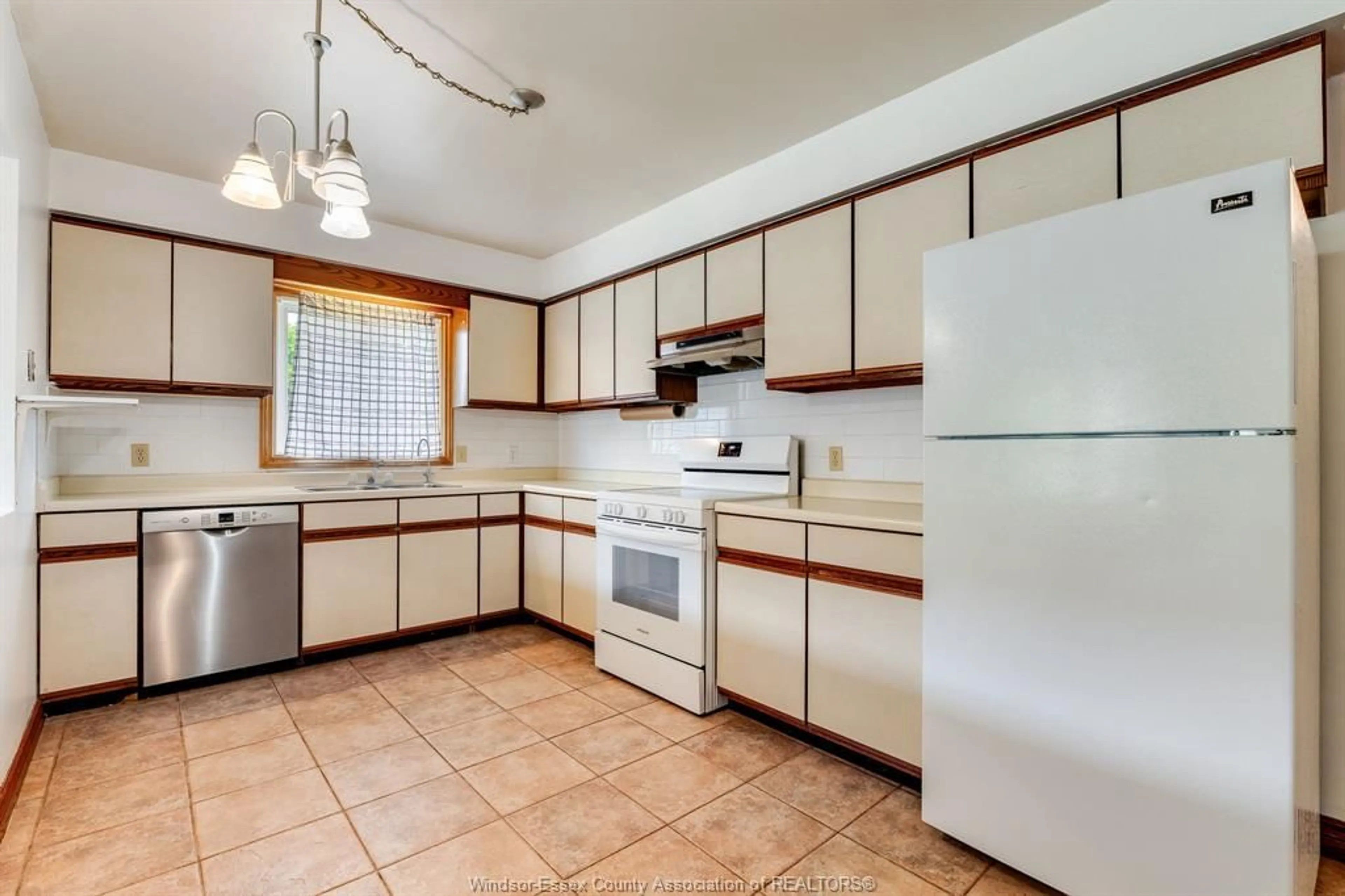 Standard kitchen, ceramic/tile floor for 11 Elizabeth Cres, Leamington Ontario N8H 4P7