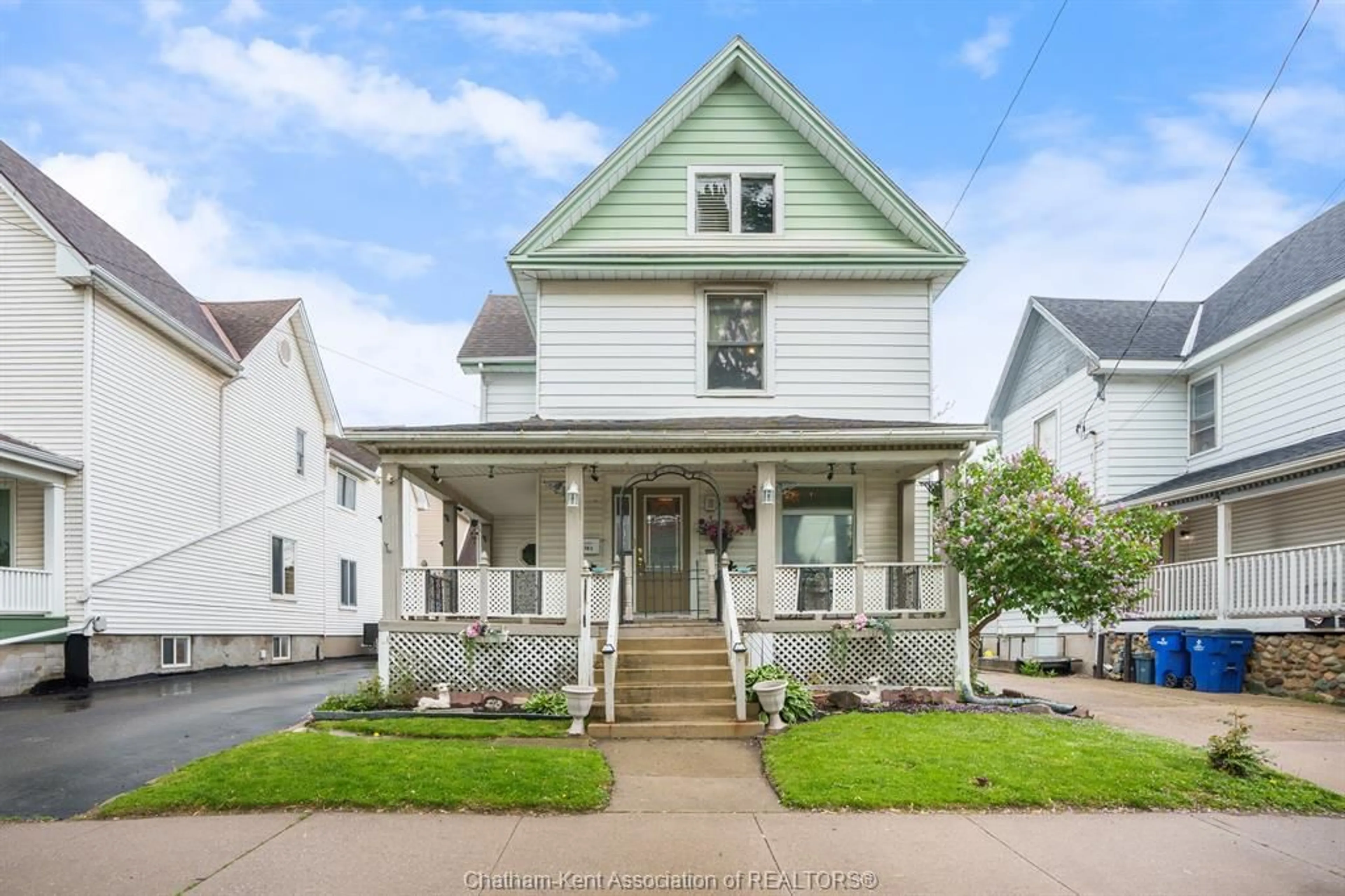 Home with vinyl exterior material, street for 282 QUEEN St, Chatham Ontario N7M 2H4