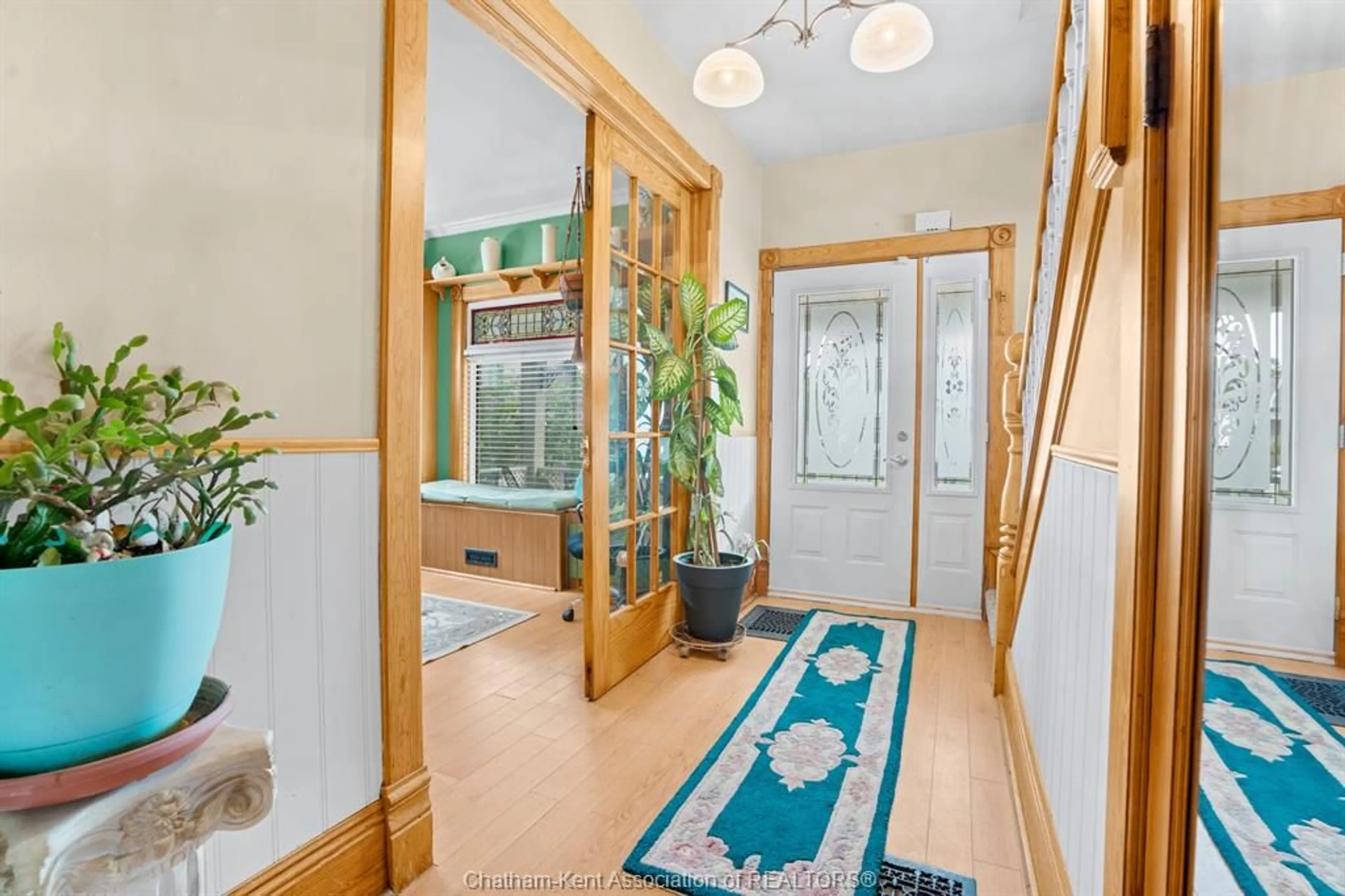 Indoor entryway for 282 QUEEN St, Chatham Ontario N7M 2H4