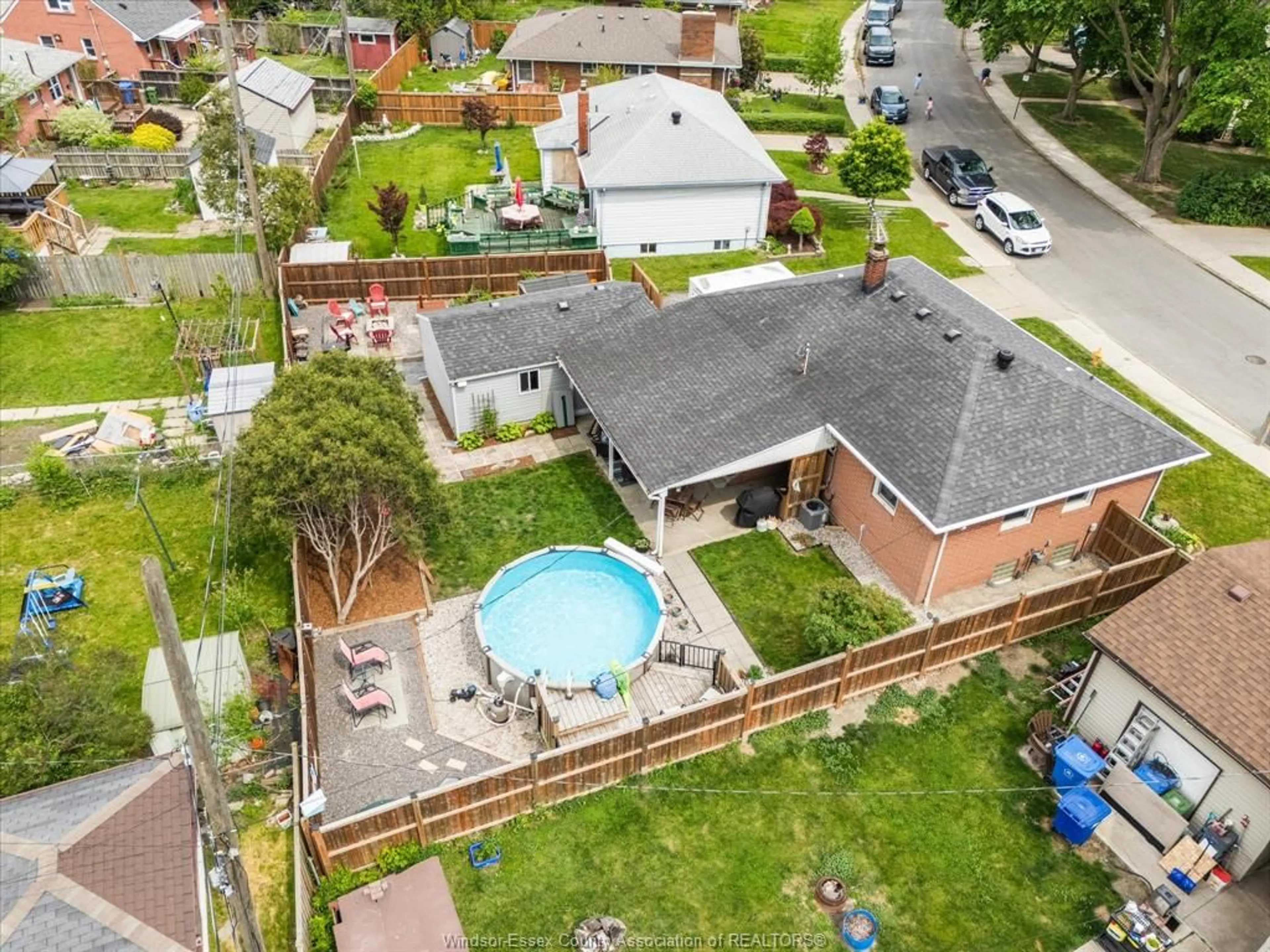 A pic from outside/outdoor area/front of a property/back of a property/a pic from drone, city buildings view from balcony for 1384 GRANVILLE Cres, Windsor Ontario N9C 3N8