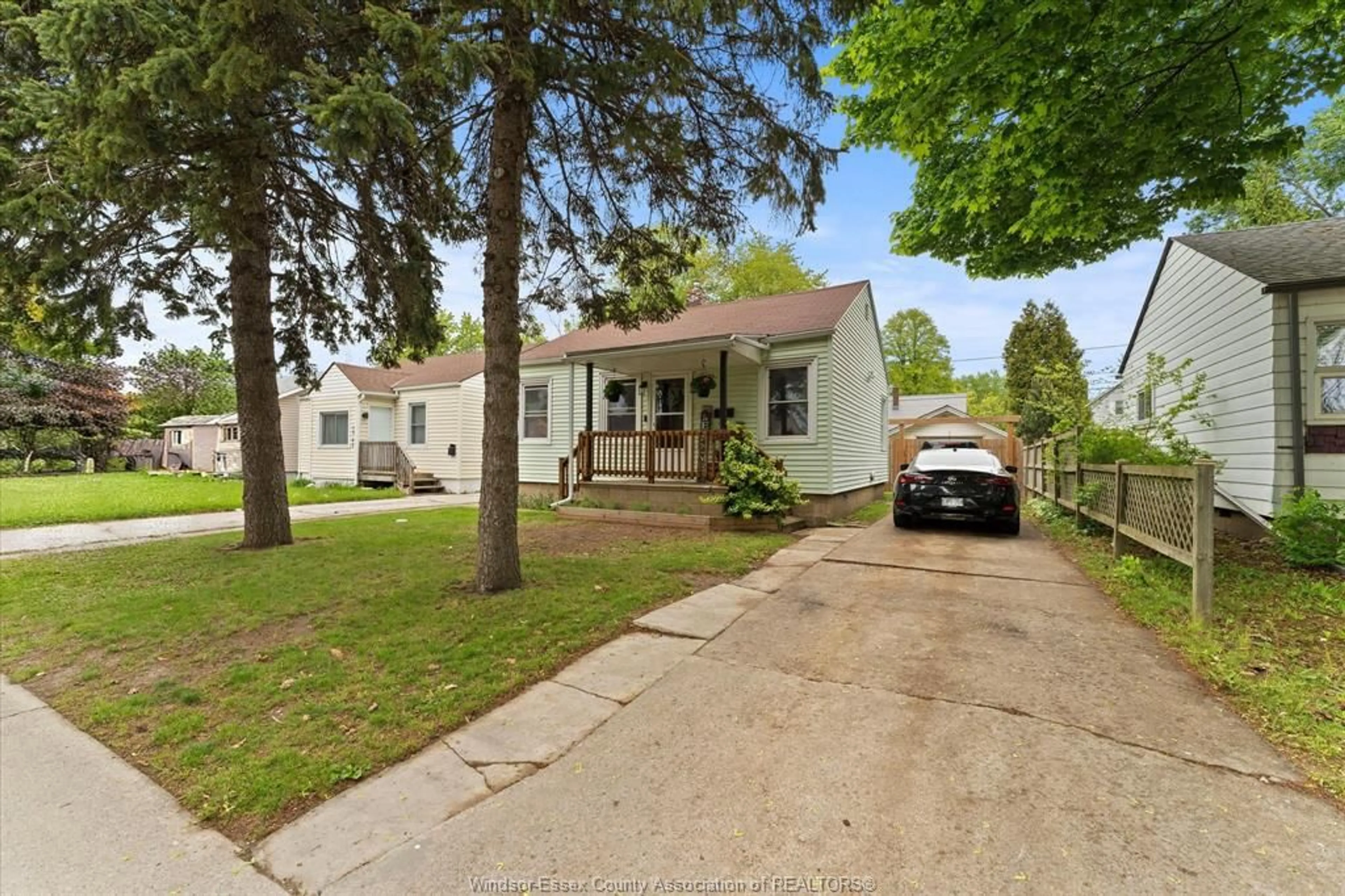 A pic from outside/outdoor area/front of a property/back of a property/a pic from drone, street for 1588 CENTRAL Ave, Windsor Ontario N8Y 3V8