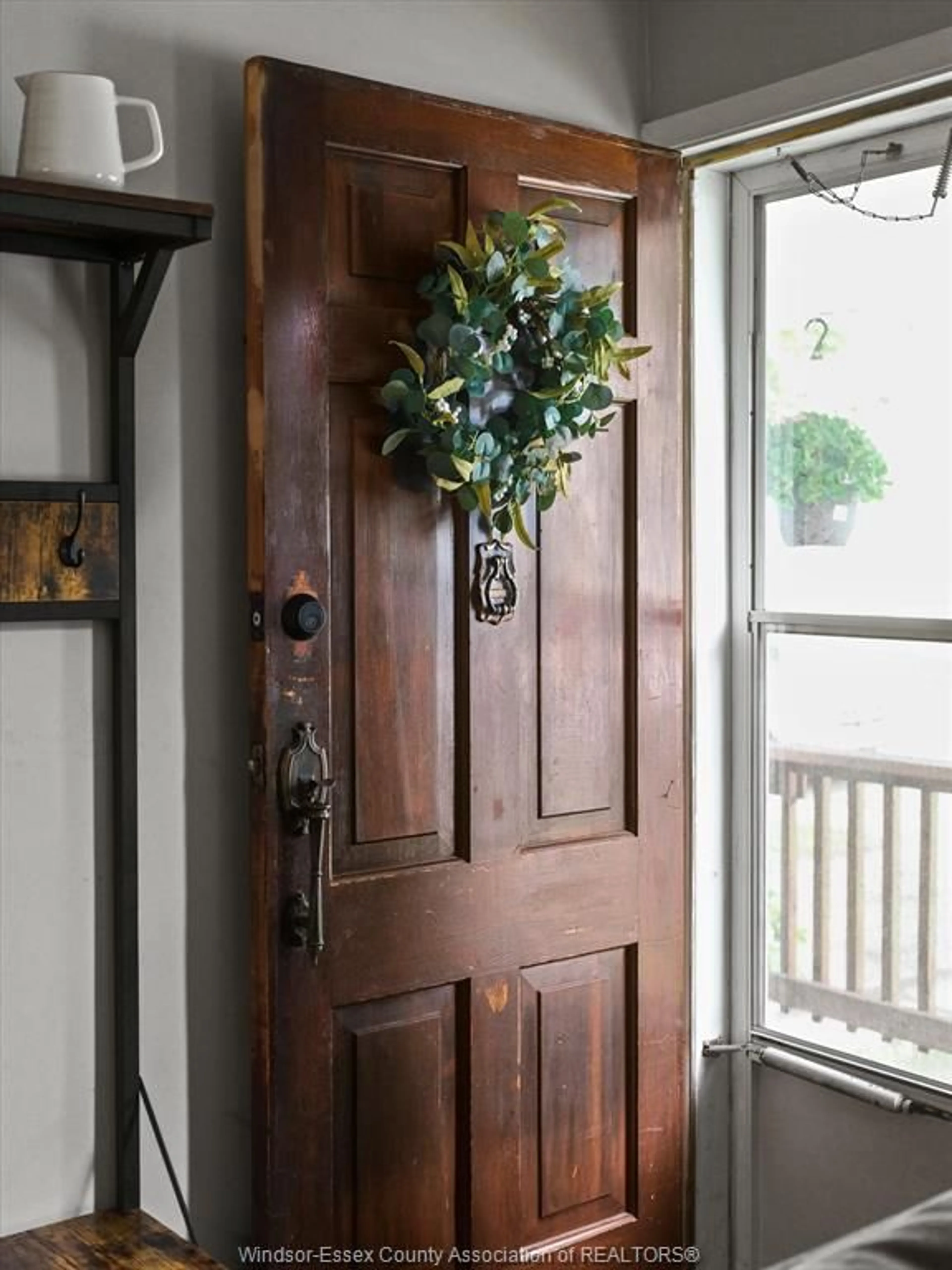 Indoor entryway for 1588 CENTRAL Ave, Windsor Ontario N8Y 3V8