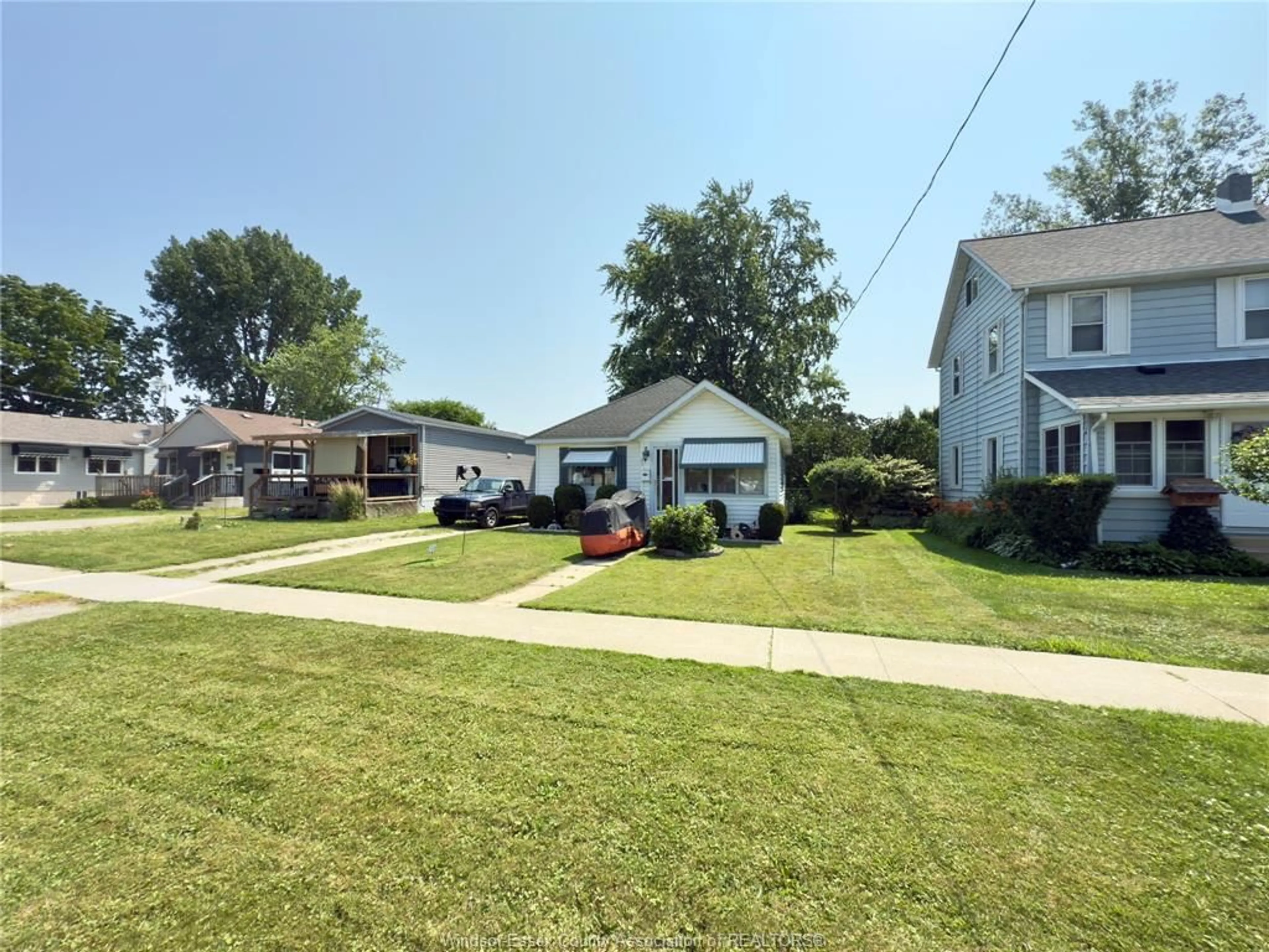 A pic from outside/outdoor area/front of a property/back of a property/a pic from drone, street for 83 VICTORIA Ave, Kingsville Ontario N9Y 1T2