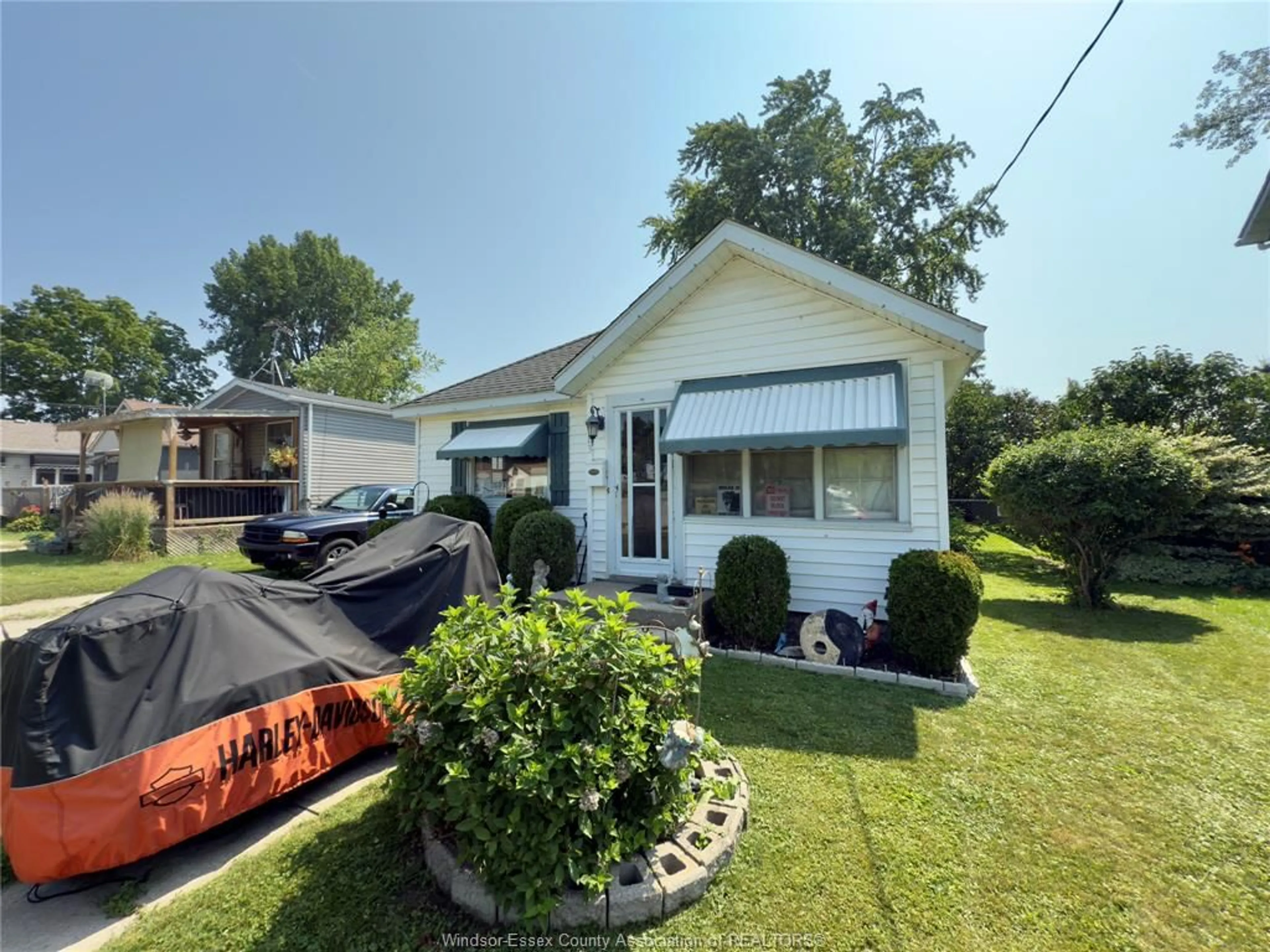 A pic from outside/outdoor area/front of a property/back of a property/a pic from drone, street for 83 VICTORIA Ave, Kingsville Ontario N9Y 1T2