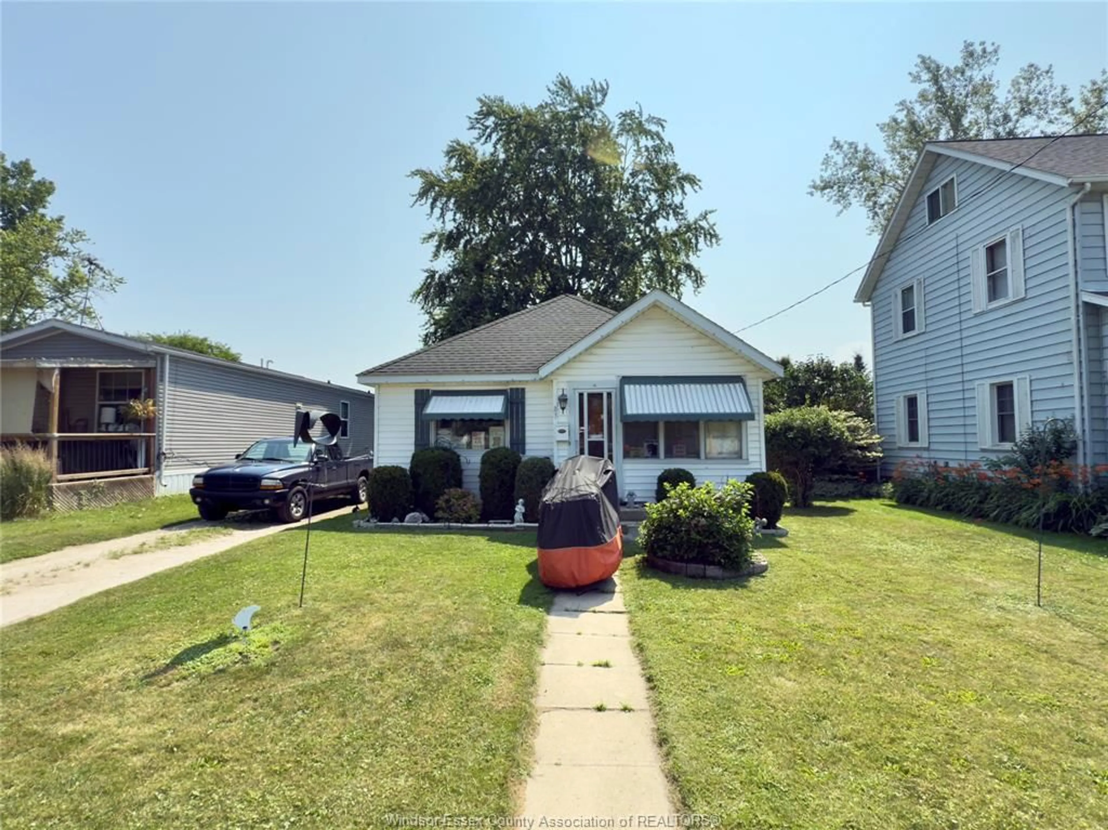 A pic from outside/outdoor area/front of a property/back of a property/a pic from drone, street for 83 VICTORIA Ave, Kingsville Ontario N9Y 1T2