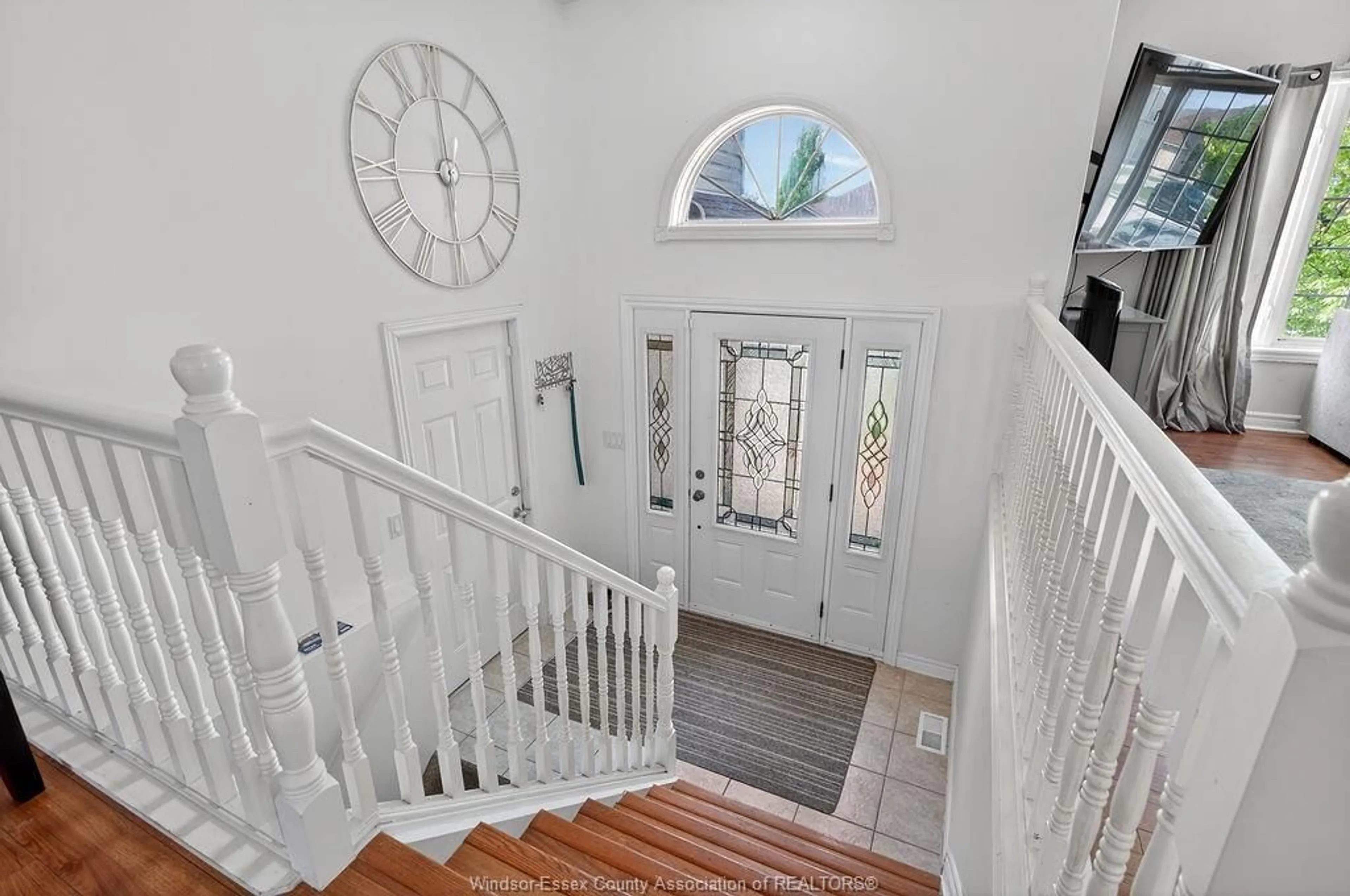 Indoor foyer for 1414 GIRARD Dr, Lakeshore Ontario N0R 1A0