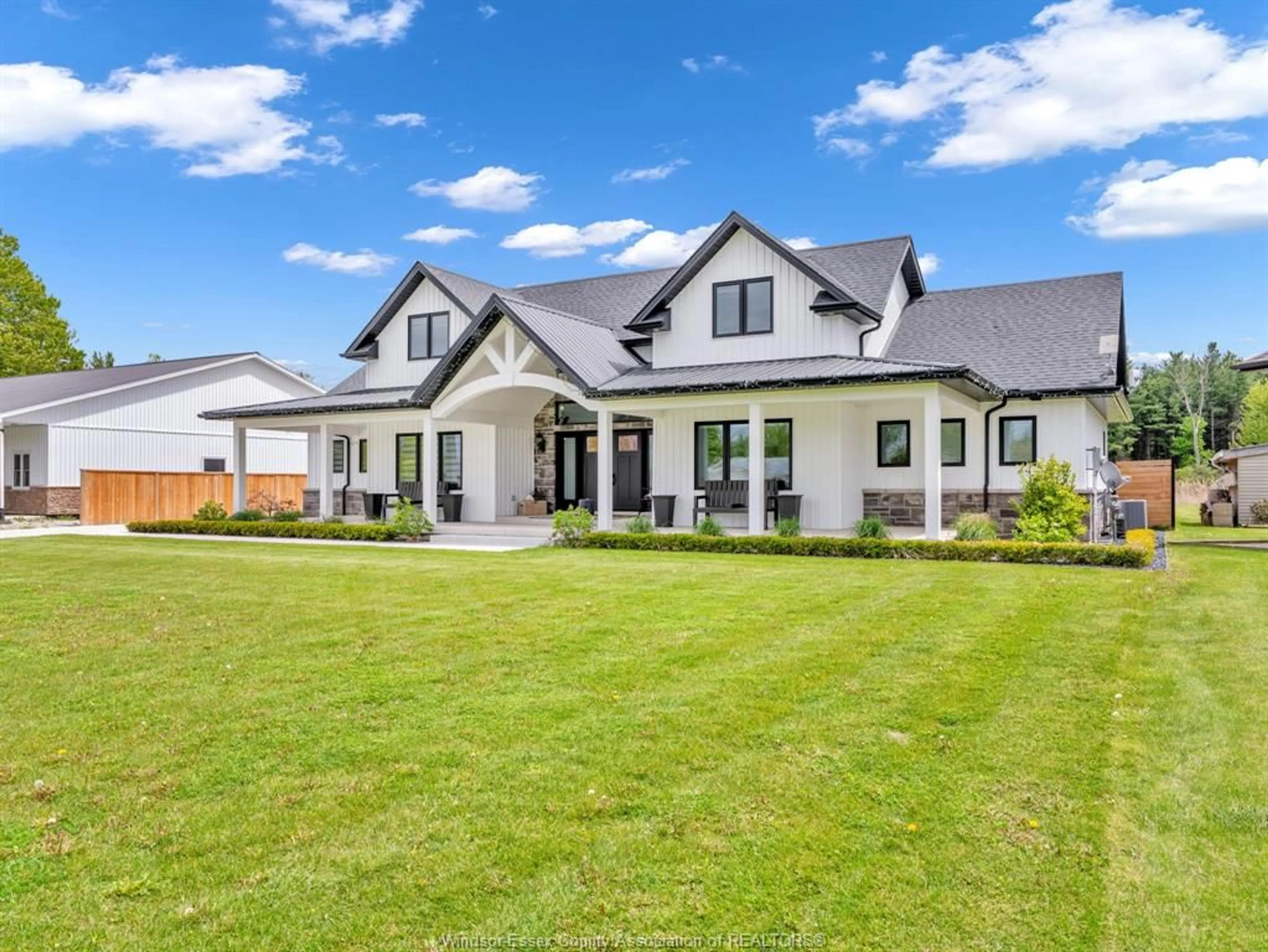 Home with vinyl exterior material, mountain view for 618 MIDDLETON Line, Wheatley Ontario N0P 2P0