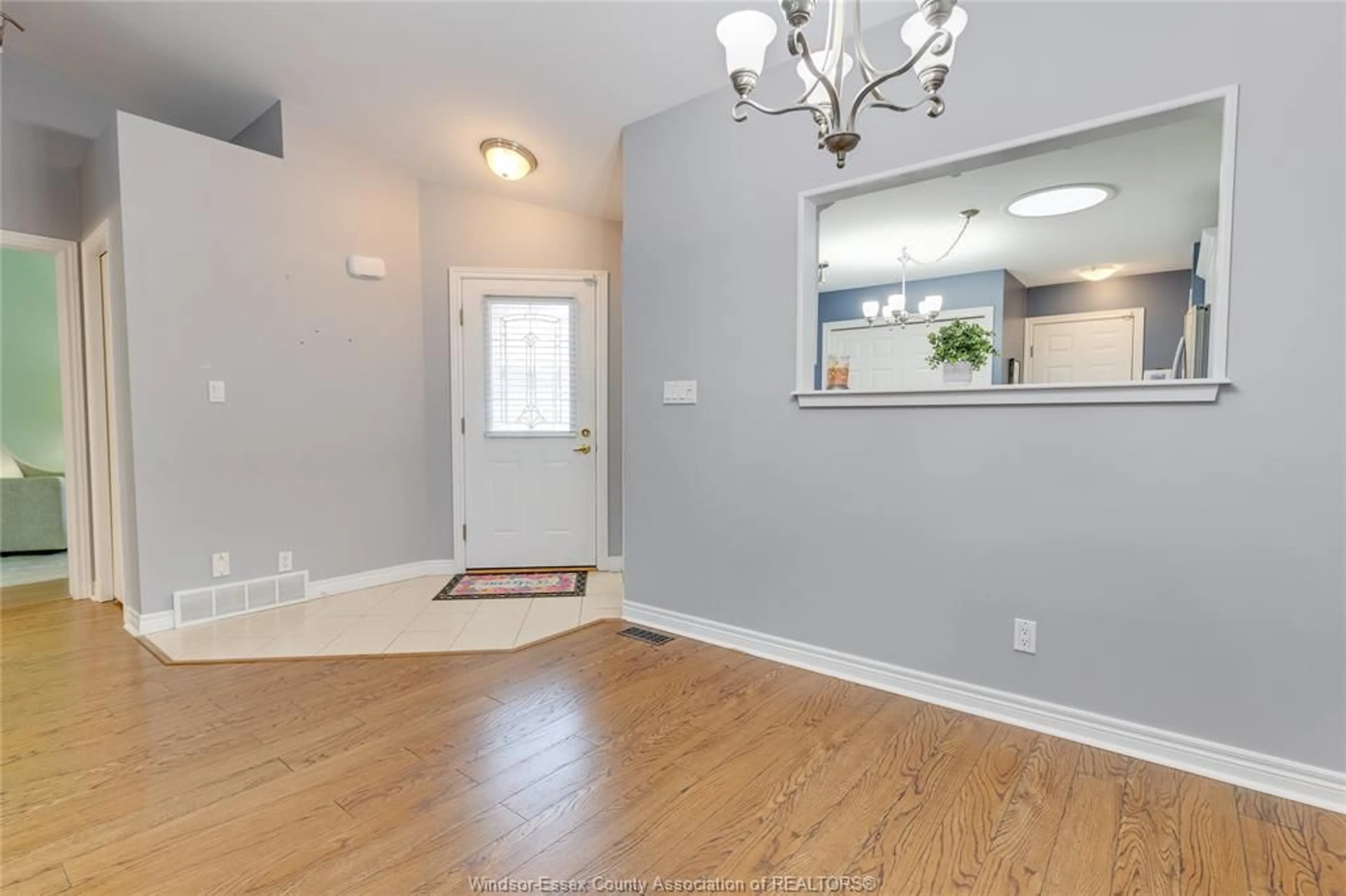 Indoor entryway for 330 SADDLE Lane, Kingsville Ontario N9Y 4A6
