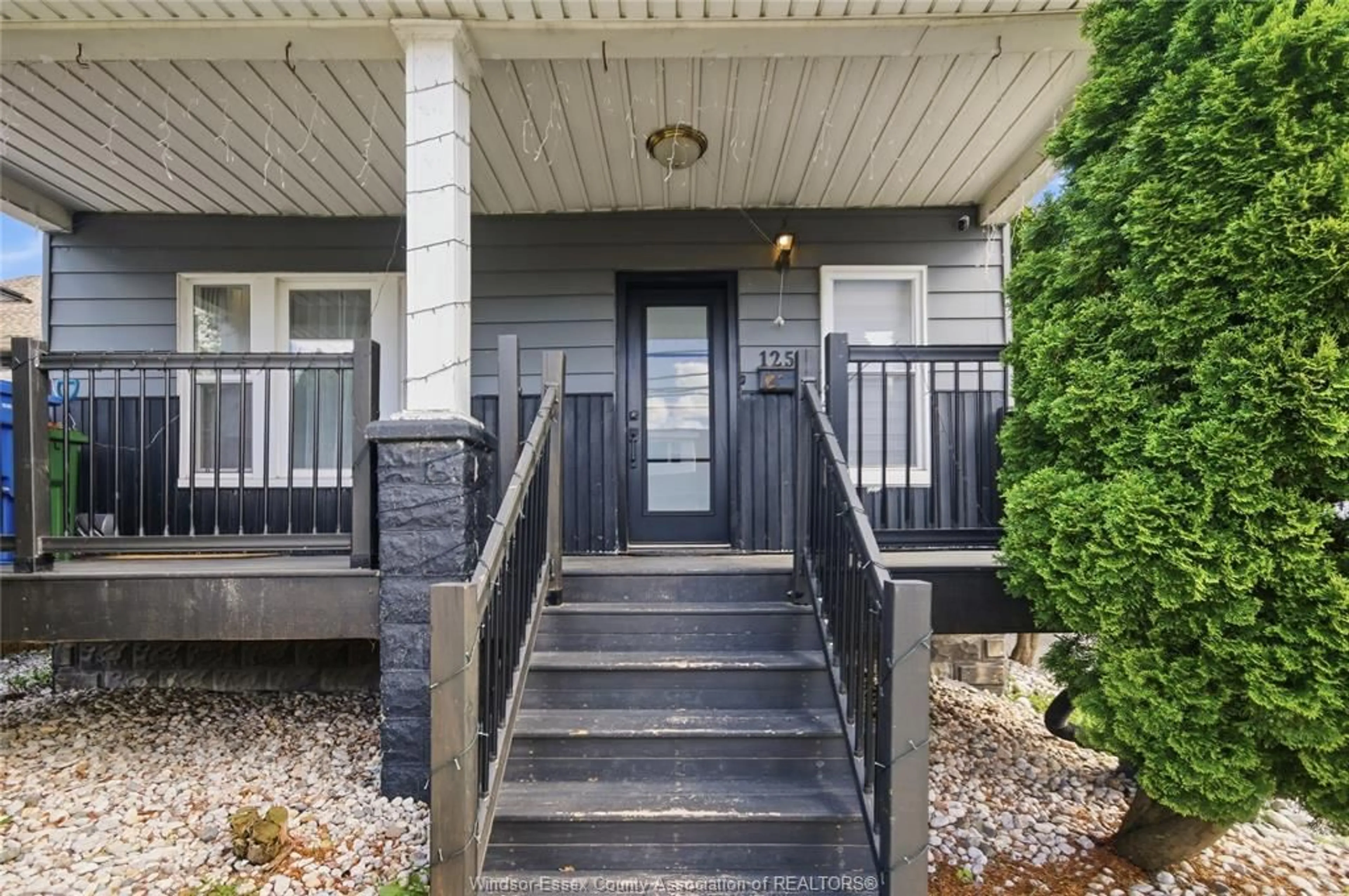 Indoor entryway for 1255 ASSUMPTION, Windsor Ontario N9A 3C7