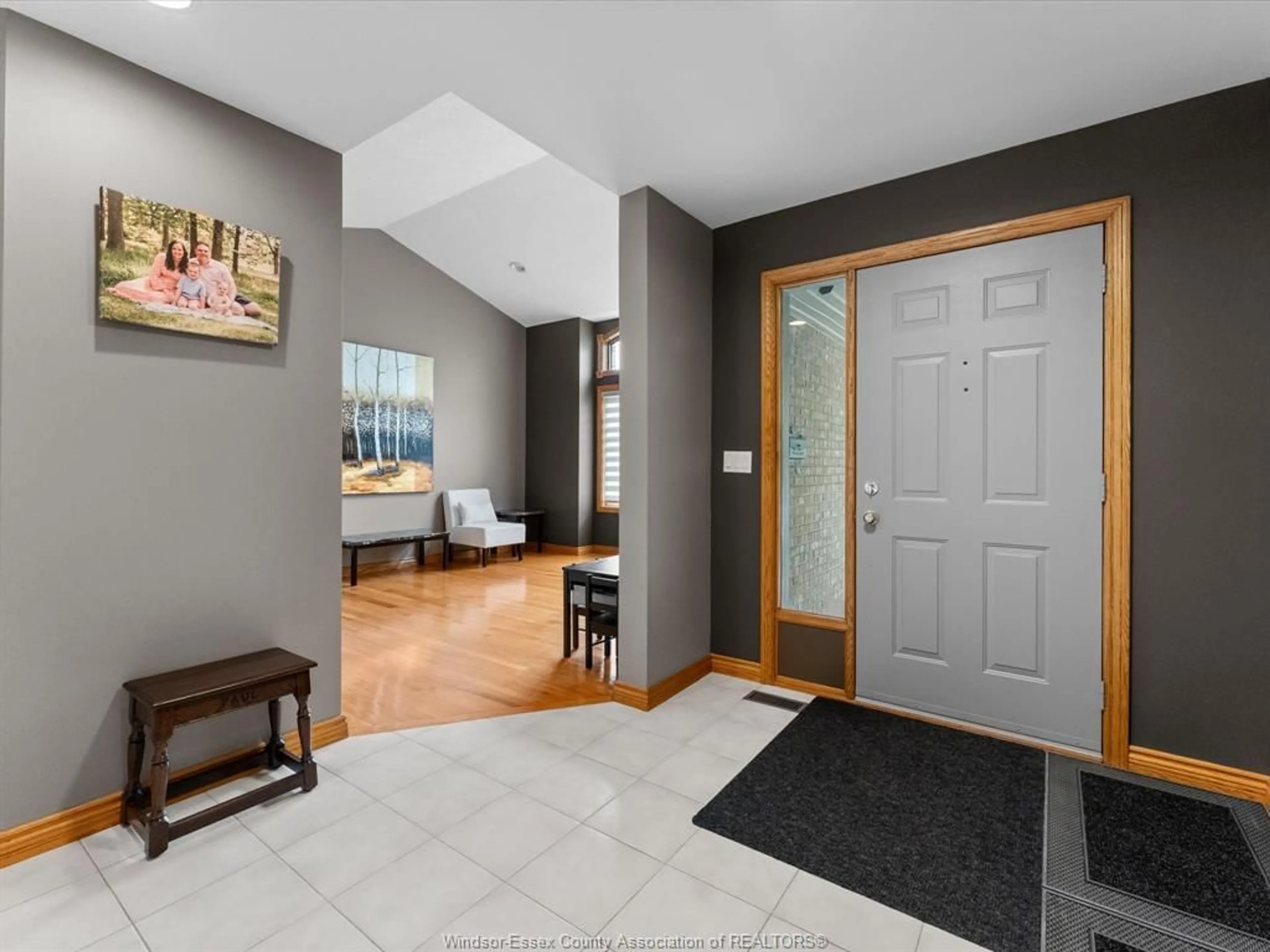 Indoor entryway for 835 SORGE, LaSalle Ontario N9J 3G2