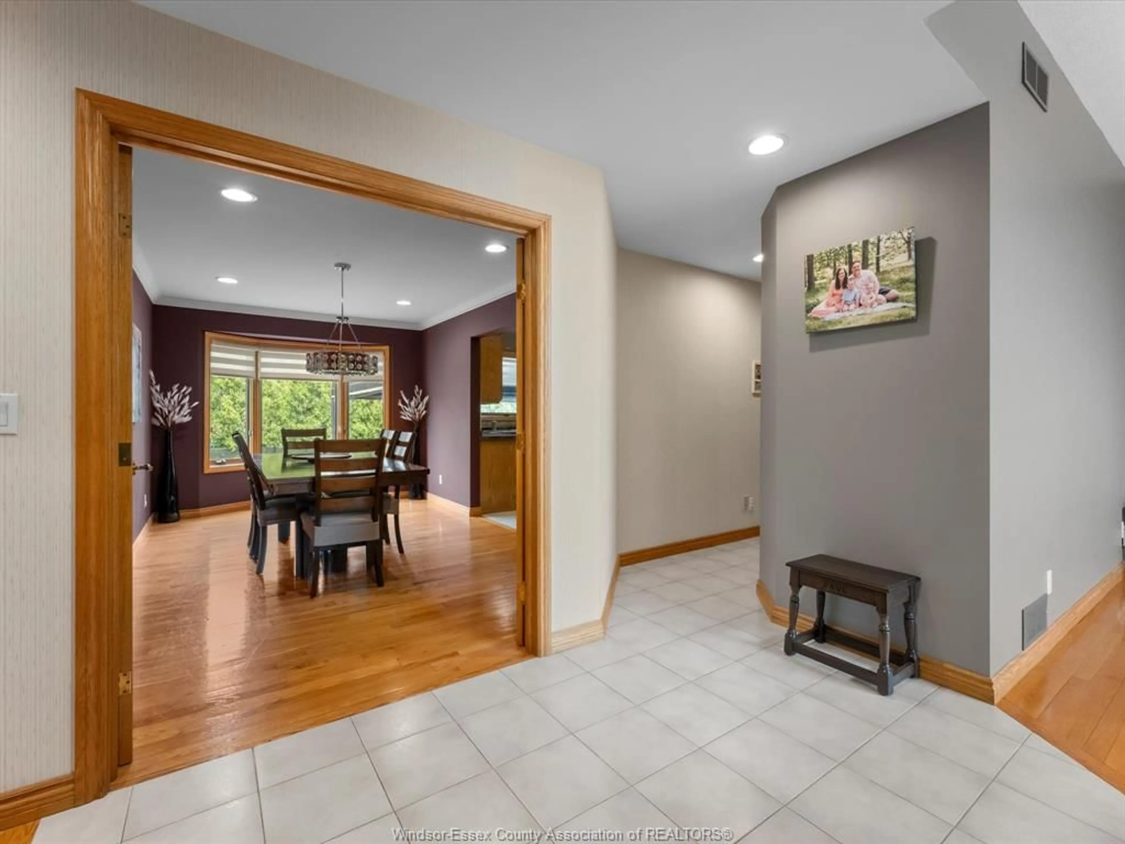 Indoor foyer for 835 SORGE, LaSalle Ontario N9J 3G2