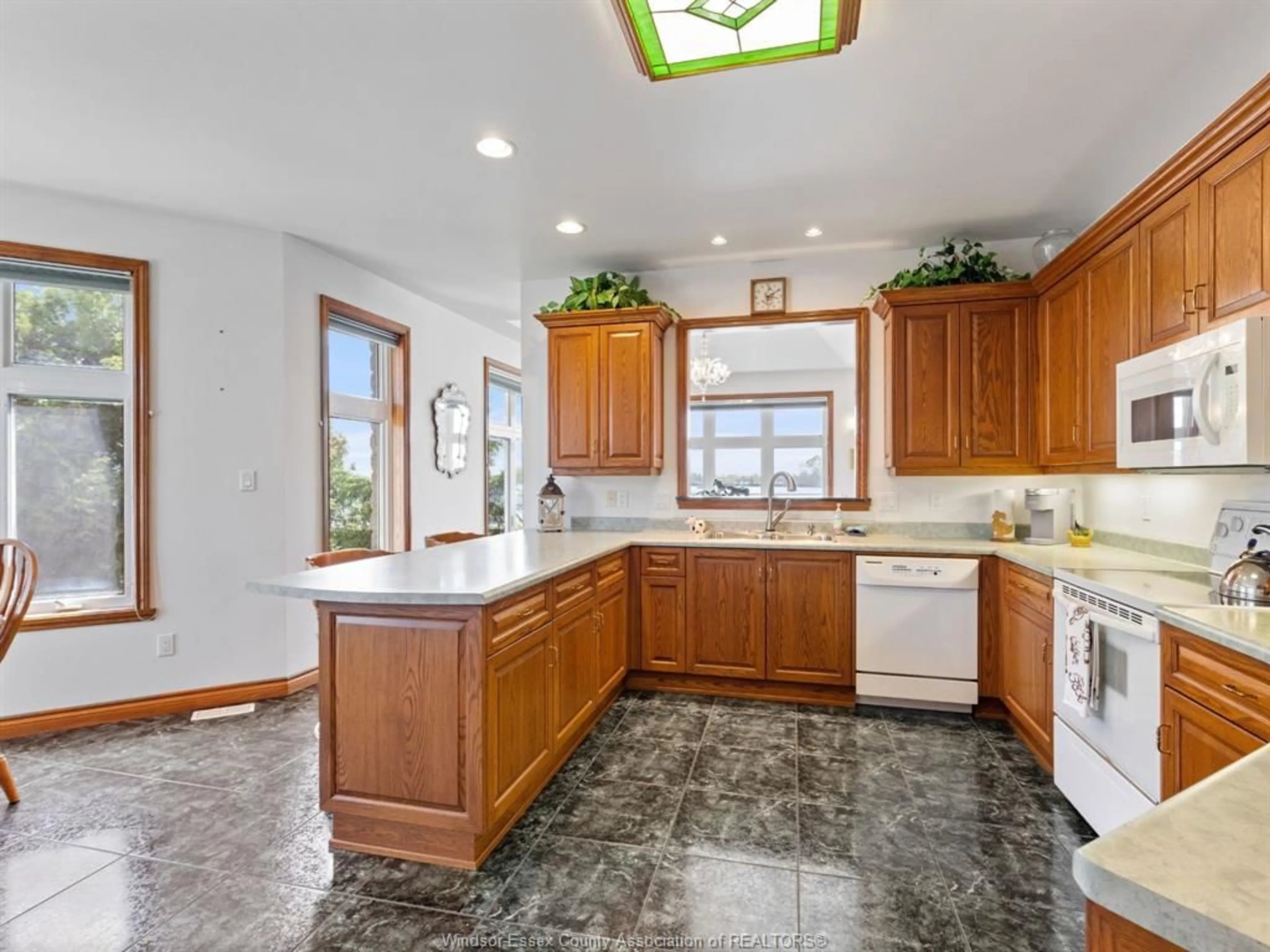 Open concept kitchen, ceramic/tile floor for 682 DALHOUSIE St, Amherstburg Ontario N9V 3B2