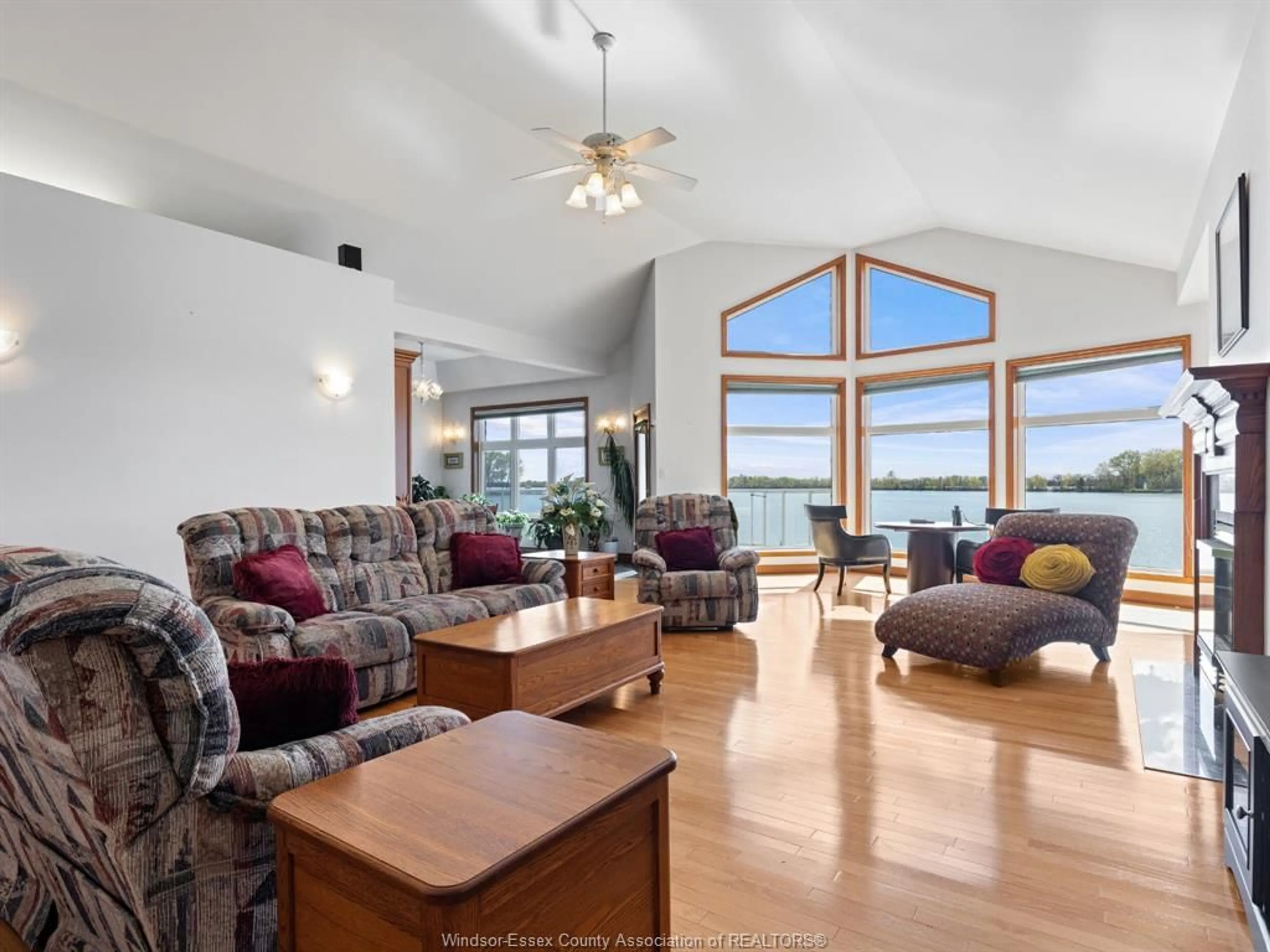 Living room with furniture, wood/laminate floor for 682 DALHOUSIE St, Amherstburg Ontario N9V 3B2