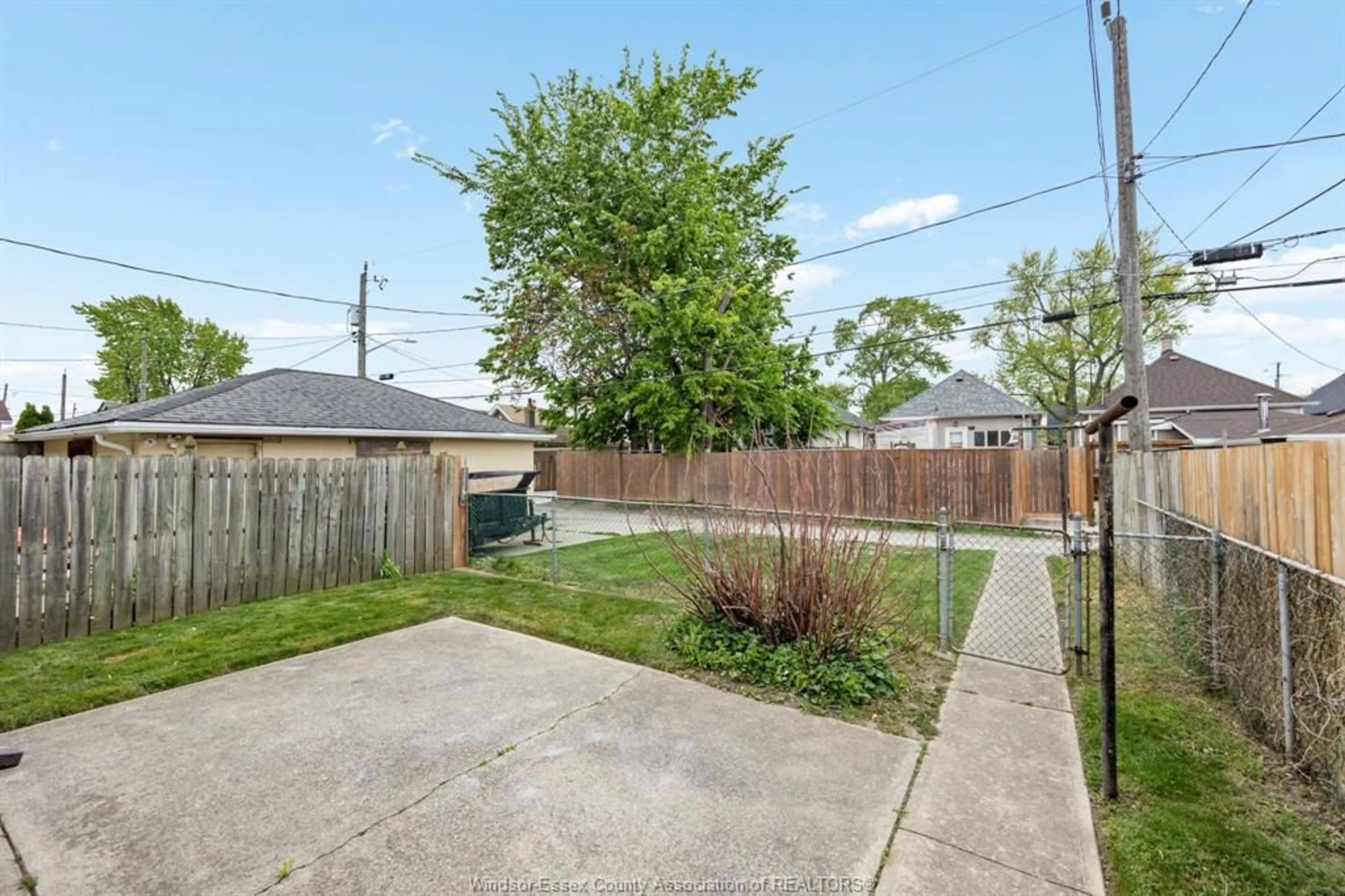 A pic from outside/outdoor area/front of a property/back of a property/a pic from drone, street for 919 ELSMERE, Windsor Ontario N9A 2A8