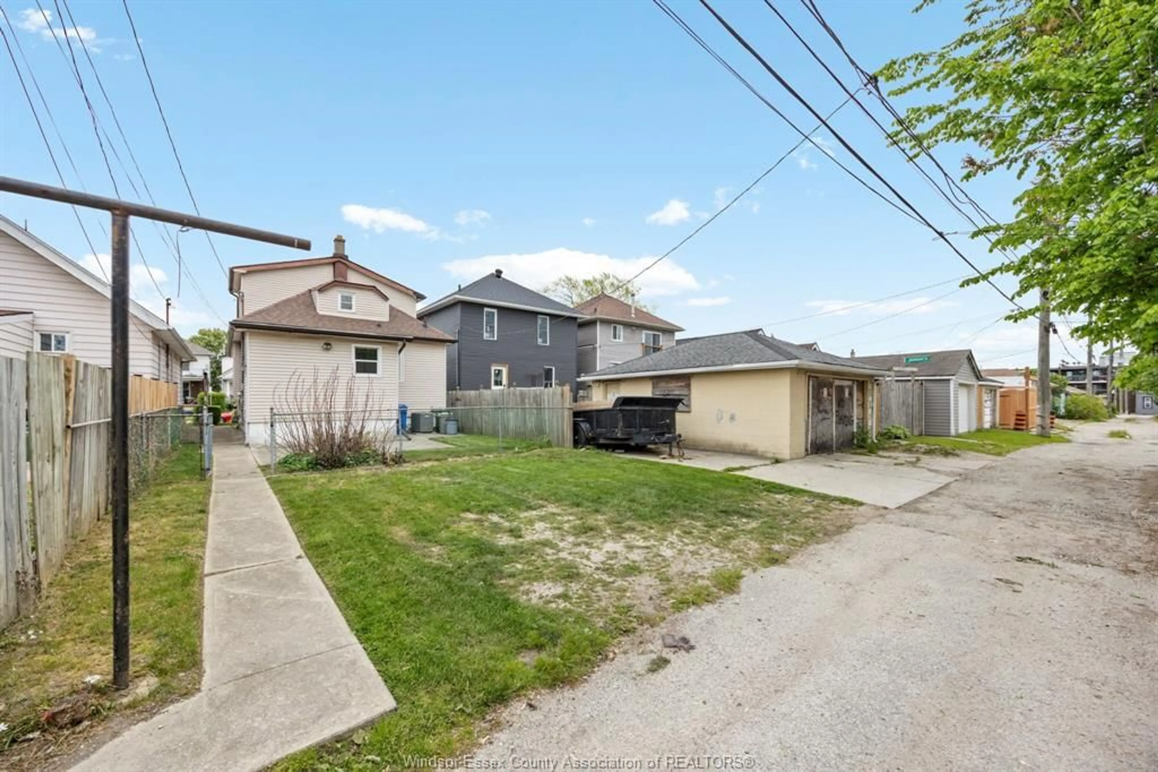 A pic from outside/outdoor area/front of a property/back of a property/a pic from drone, street for 919 ELSMERE, Windsor Ontario N9A 2A8