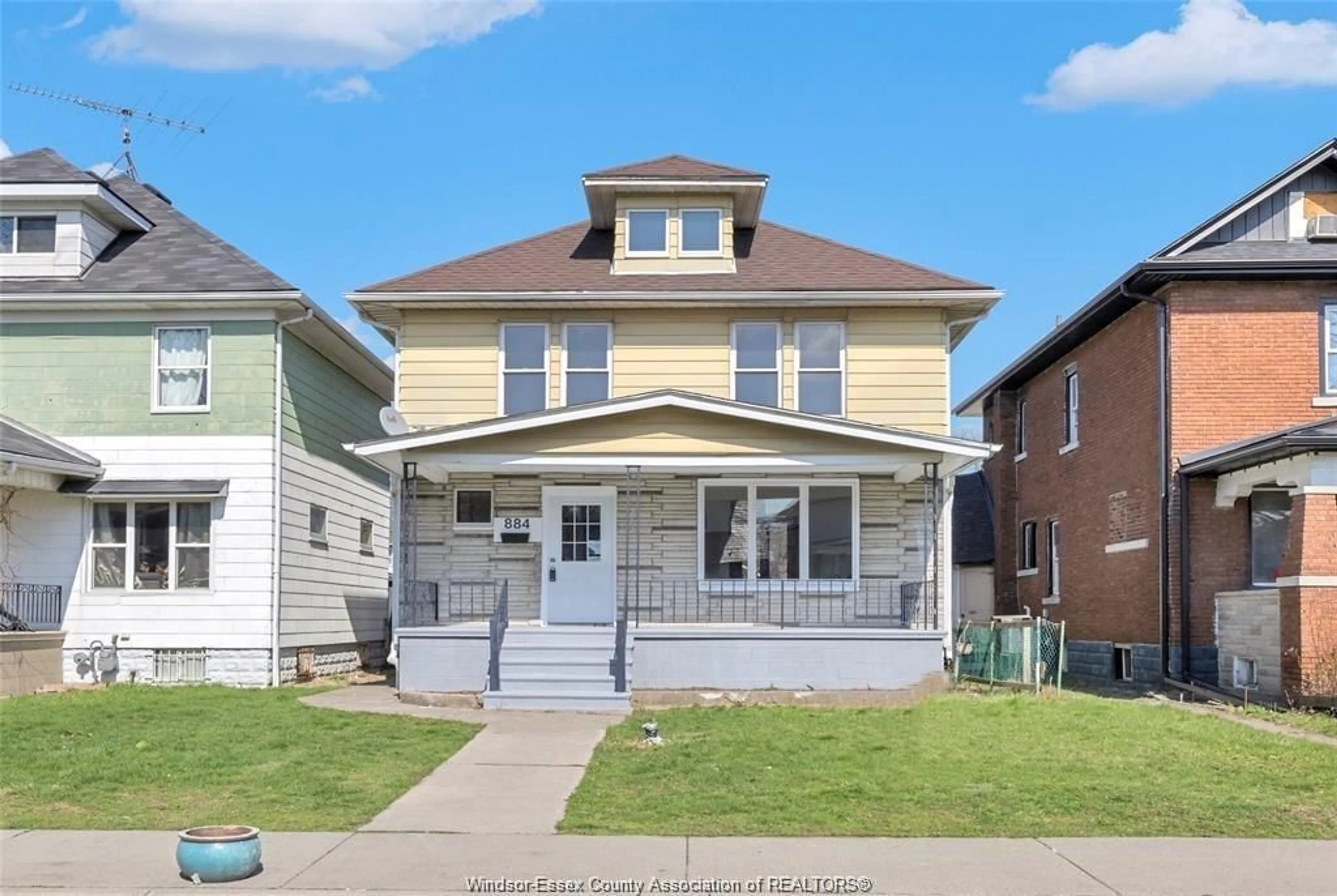 Home with vinyl exterior material, street for 884 MOY, Windsor Ontario N9A 2N8