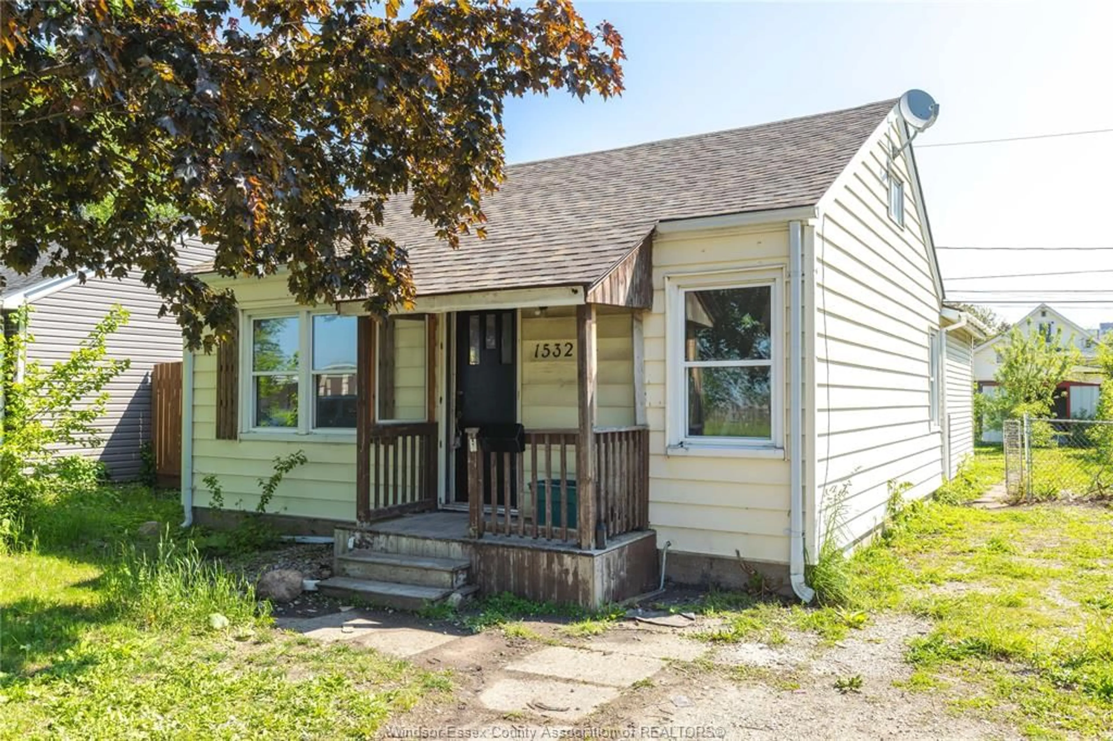 Home with vinyl exterior material, street for 1532 JANETTE, Windsor Ontario N9A 4Z0