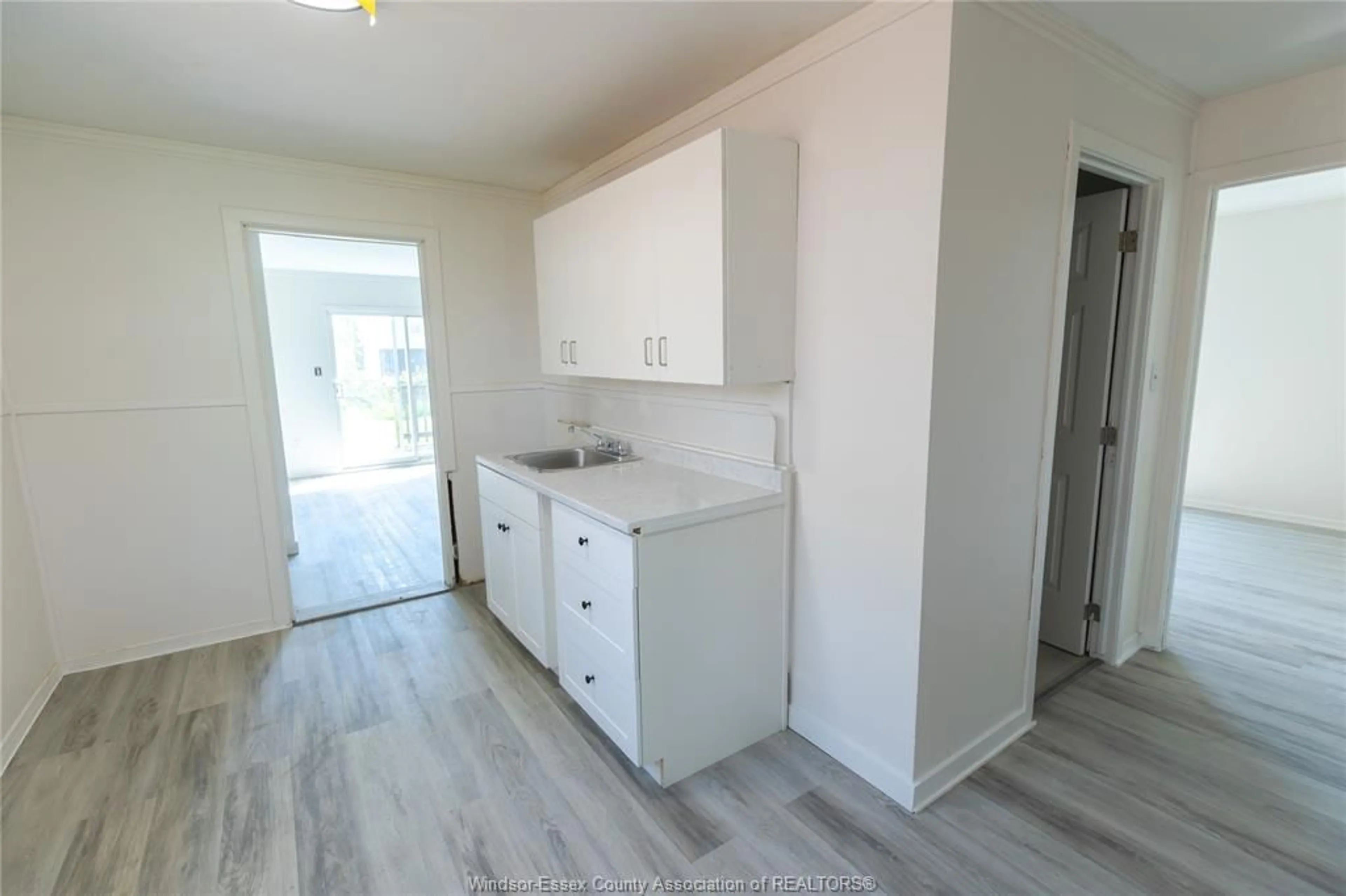 Standard kitchen, unknown for 1532 JANETTE, Windsor Ontario N9A 4Z0