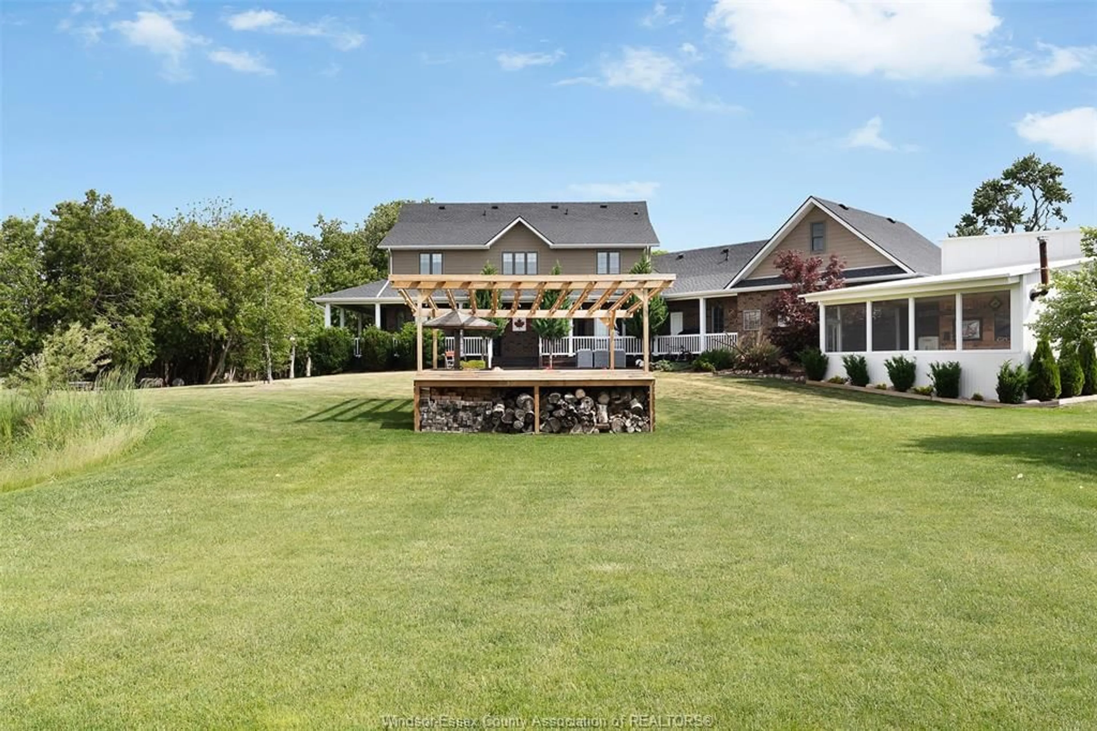 A pic from outside/outdoor area/front of a property/back of a property/a pic from drone, mountain view for 658 Talbot St, Leamington Ontario N0P 2P0