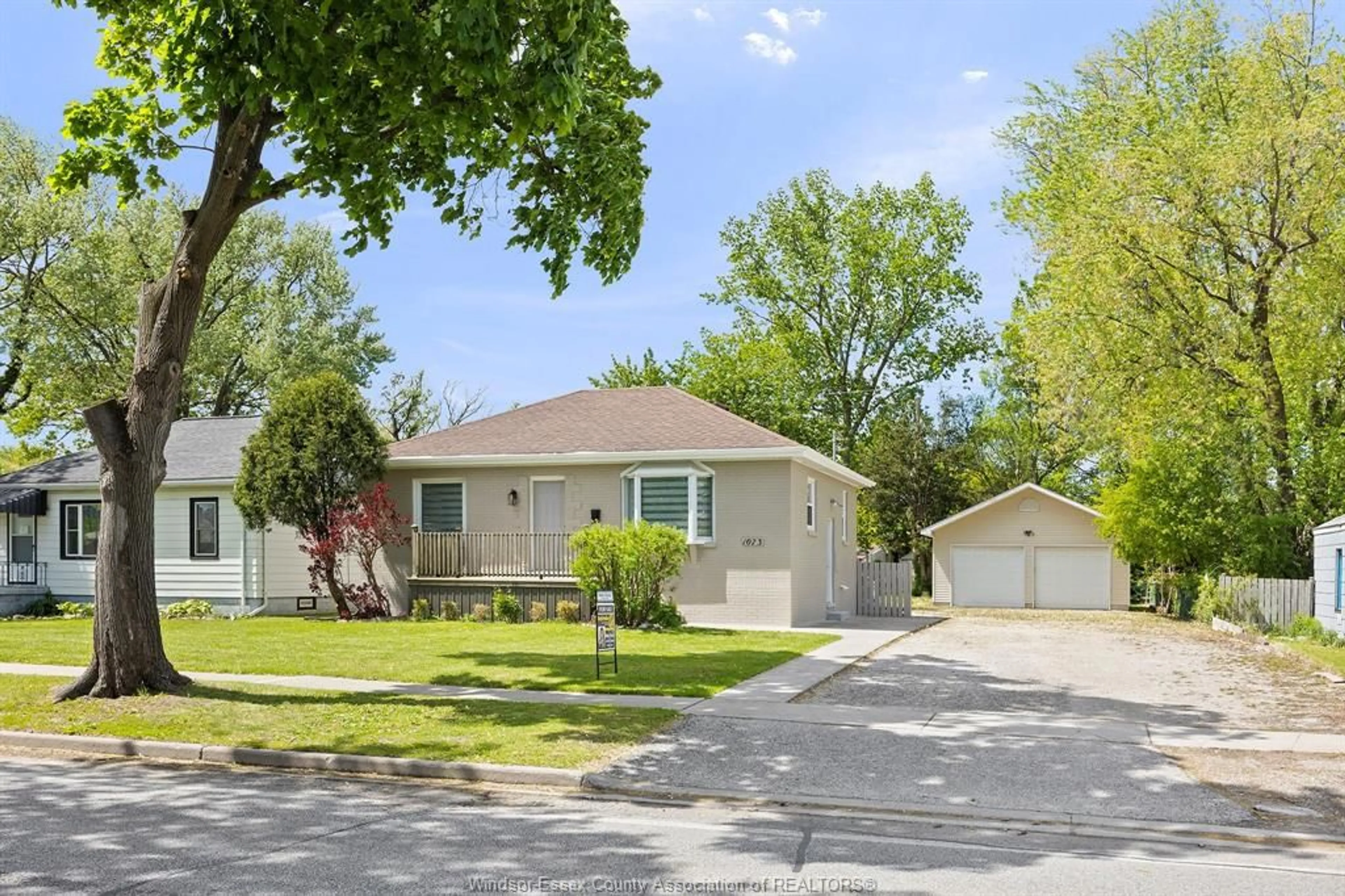Home with vinyl exterior material, street for 1073 JEFFERSON, Windsor Ontario N9S 2R2