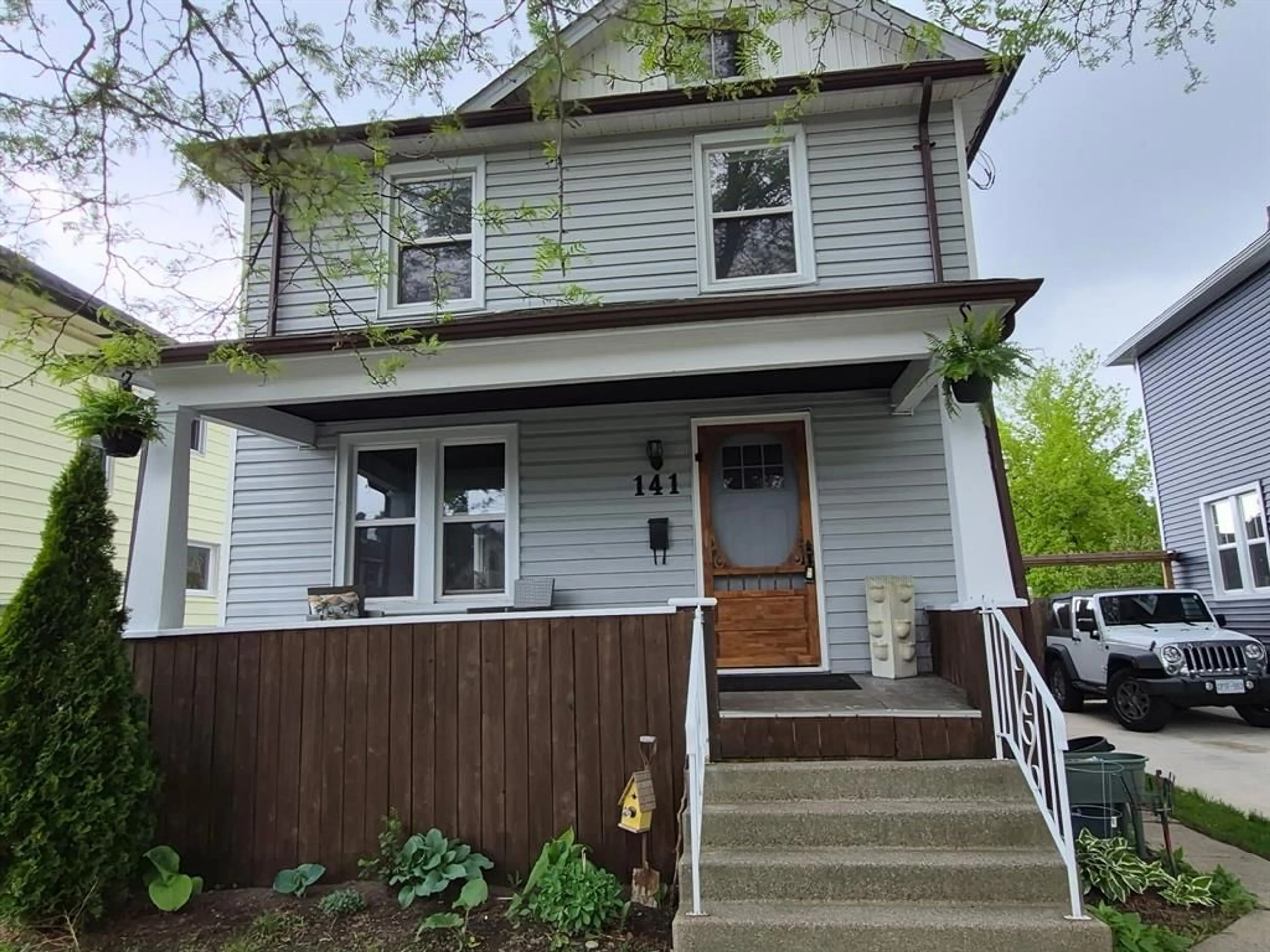 Home with vinyl exterior material, street for 141 RICHARD St, Sarnia Ontario N7T 1S6