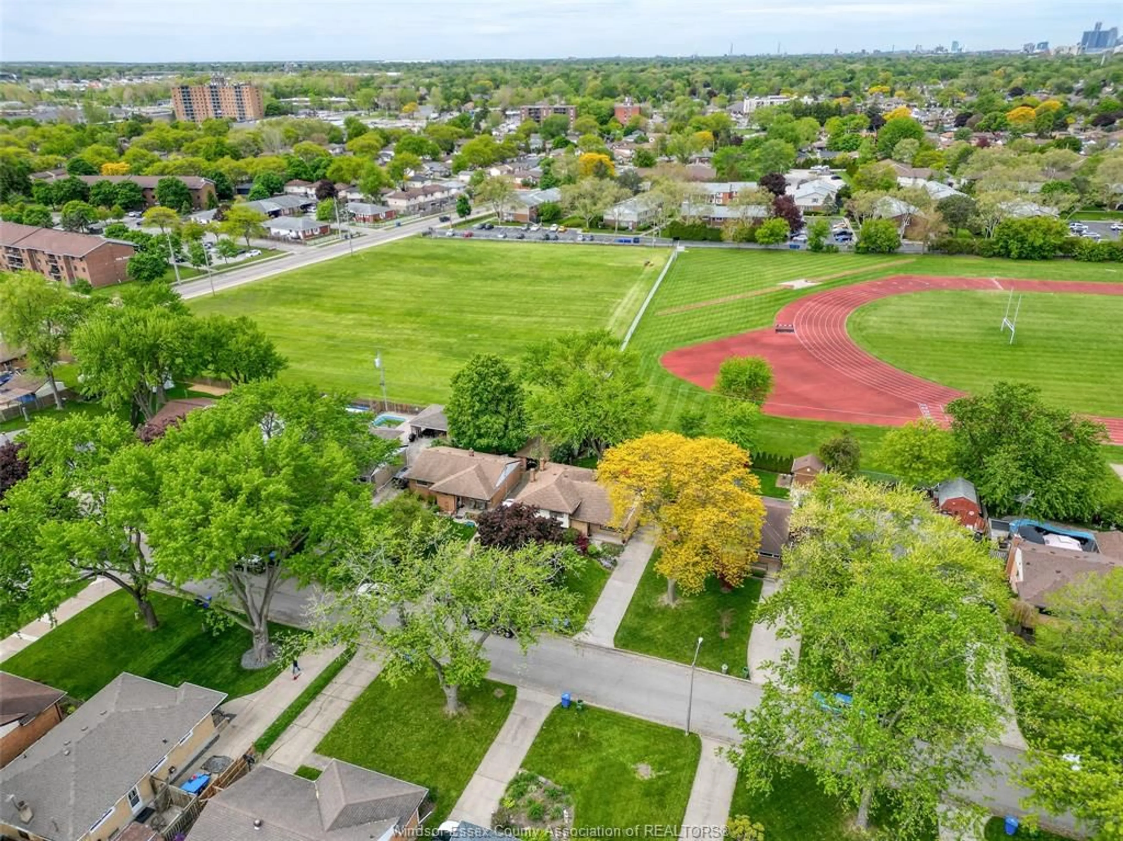 A pic from outside/outdoor area/front of a property/back of a property/a pic from drone, street for 1043 WESTCHESTER Dr, Windsor Ontario N8S 3Z1