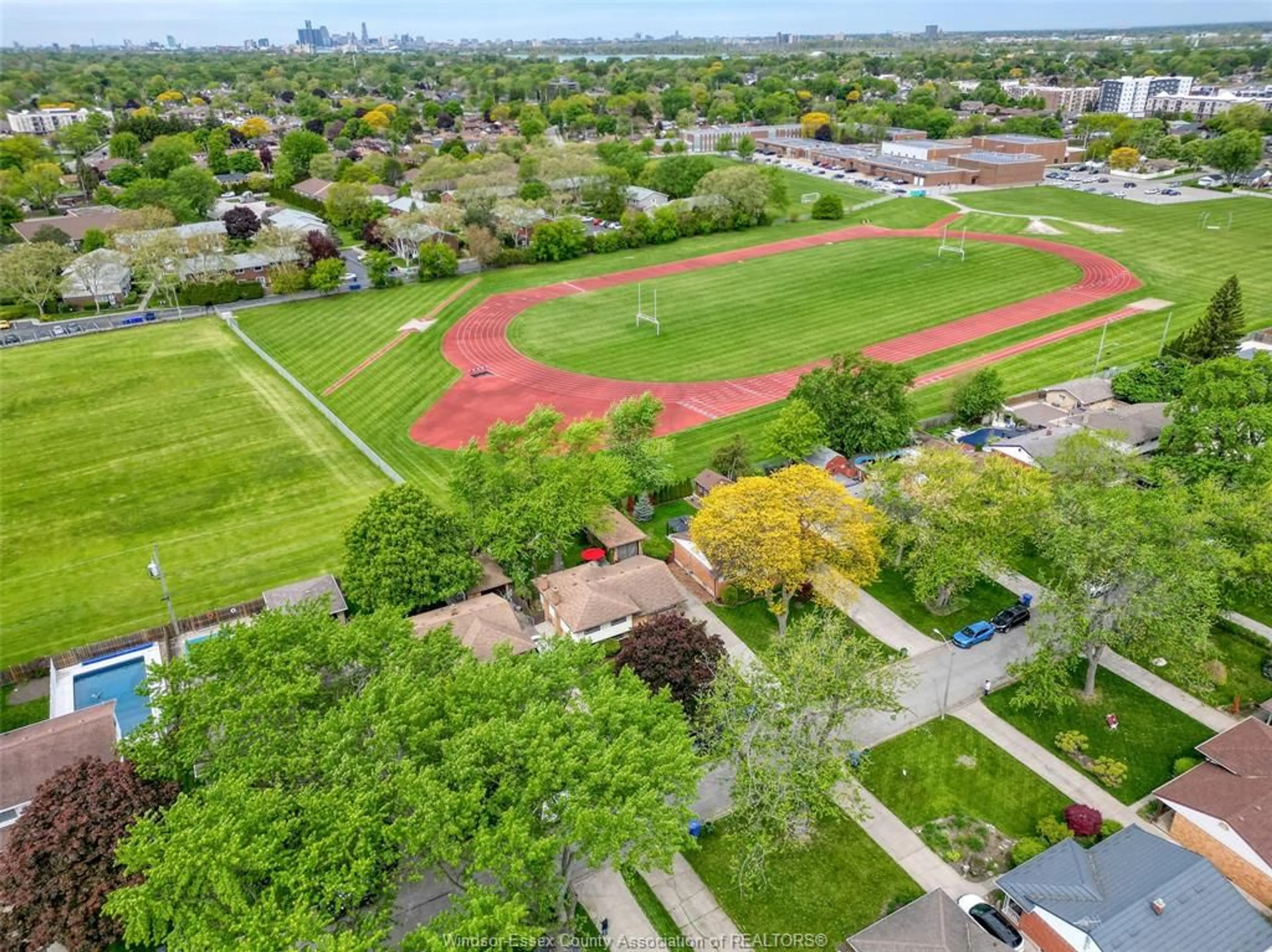 A pic from outside/outdoor area/front of a property/back of a property/a pic from drone, city buildings view from balcony for 1043 WESTCHESTER Dr, Windsor Ontario N8S 3Z1