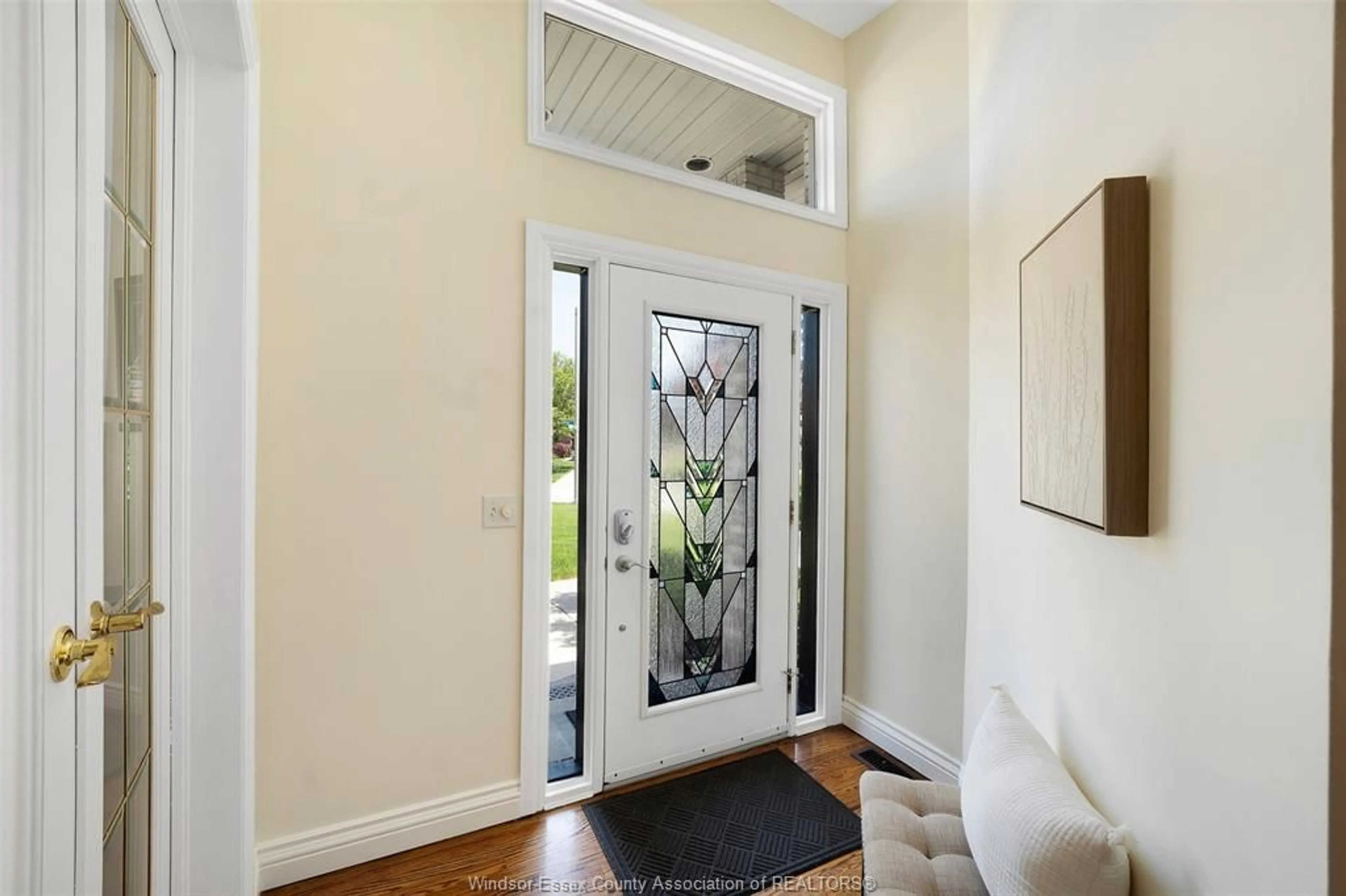 Indoor entryway for 635 BRENDA Cres, Tecumseh Ontario N8N 4P4