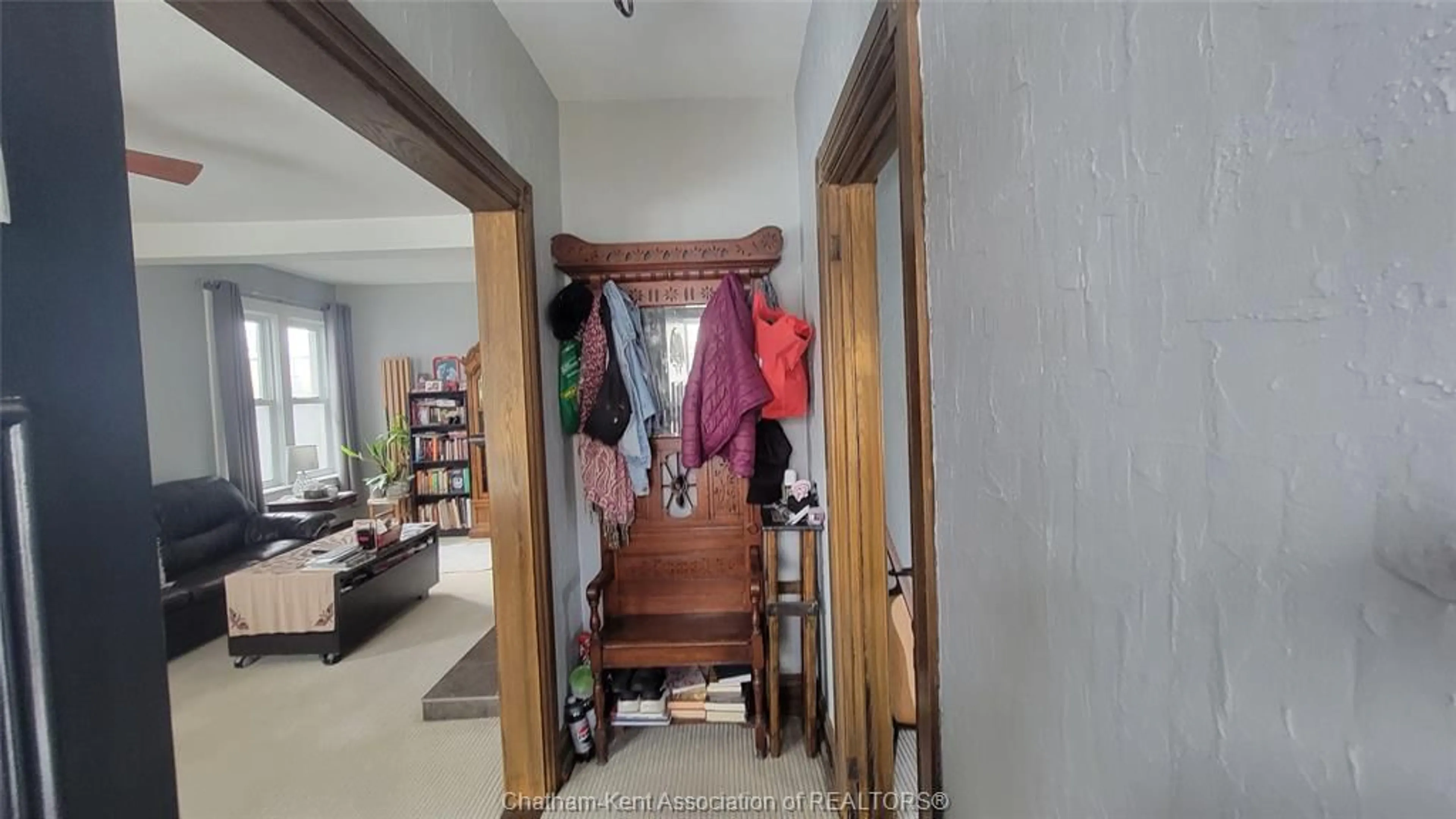 Indoor foyer for 70 Inshes Ave, Chatham Ontario N7M 2Y7