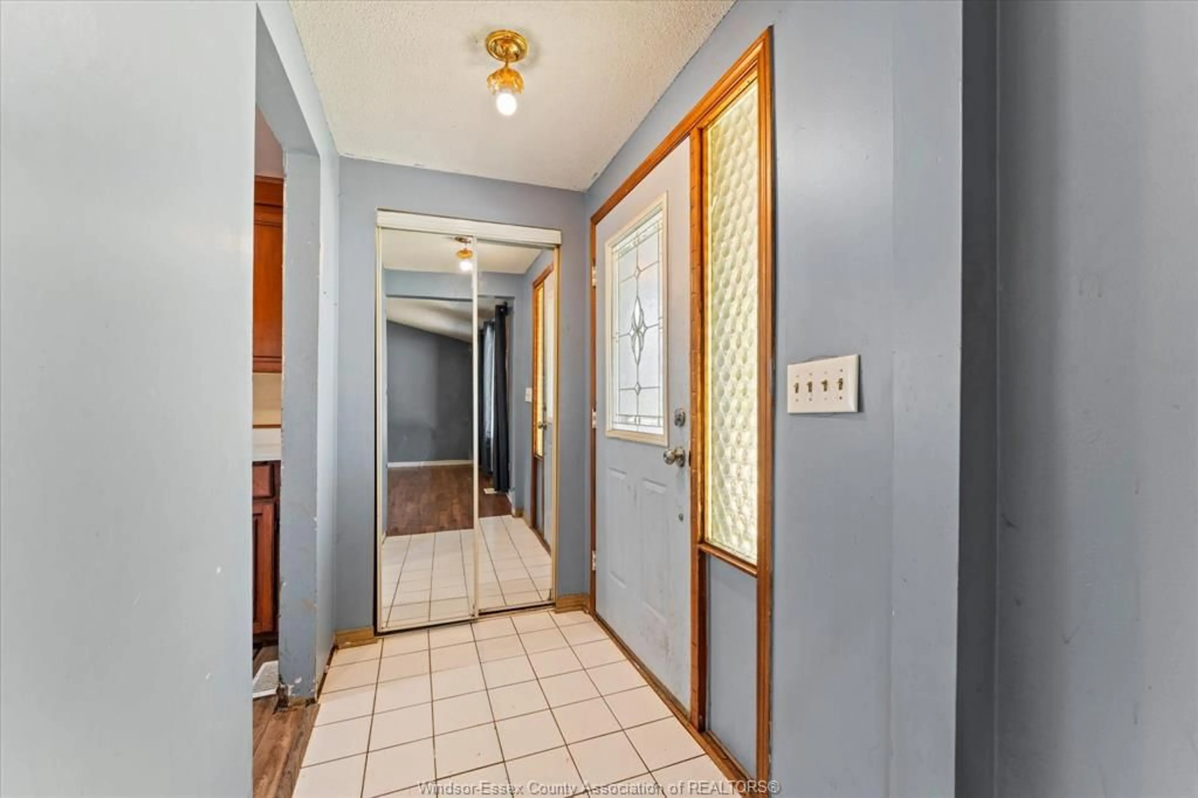 Indoor foyer for 12249 PAPINEAU Crt, Tecumseh Ontario N8N 3B5
