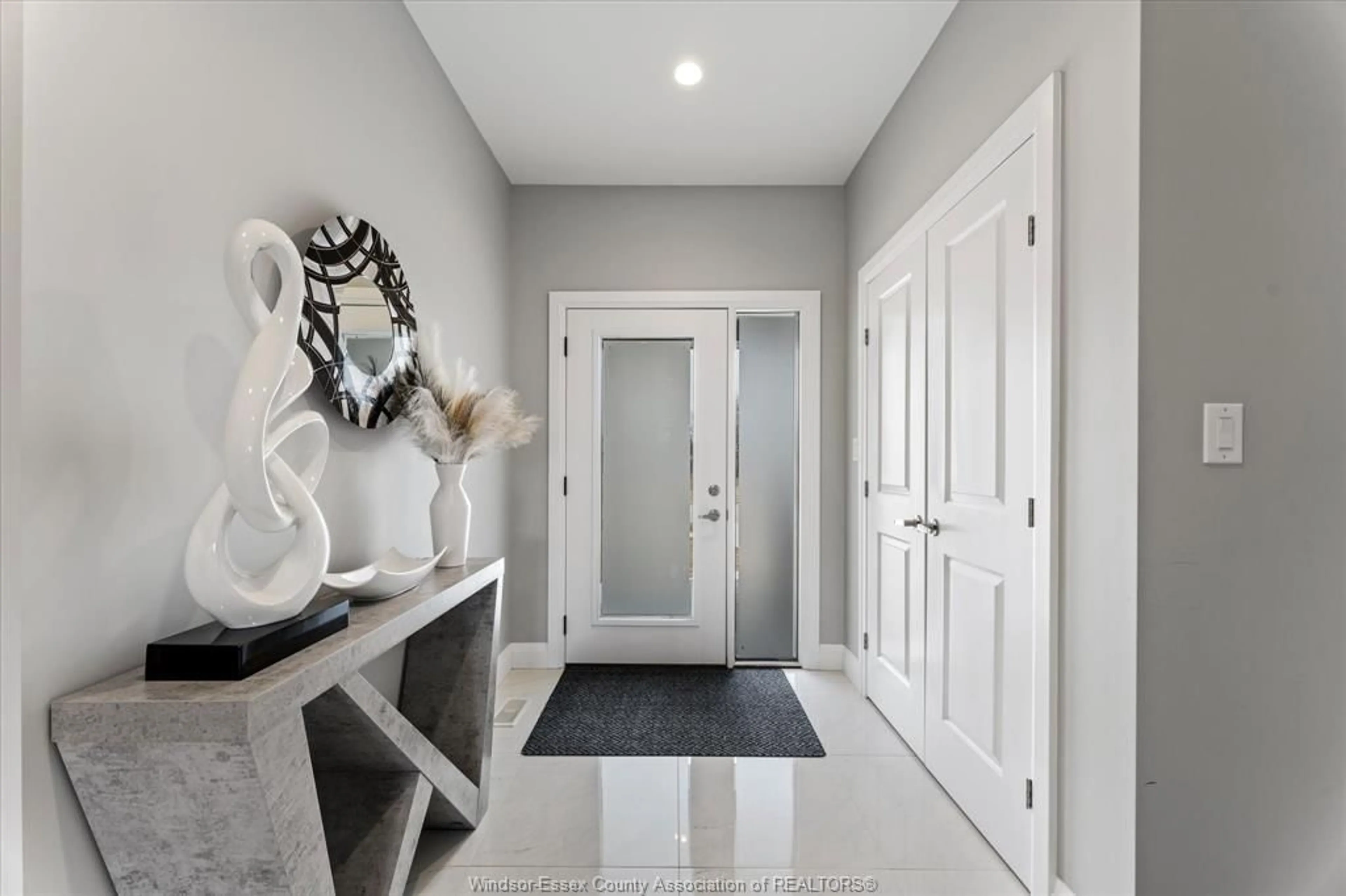 Indoor entryway for 332 VICTORIA Ave, Amherstburg Ontario N9V 1M5
