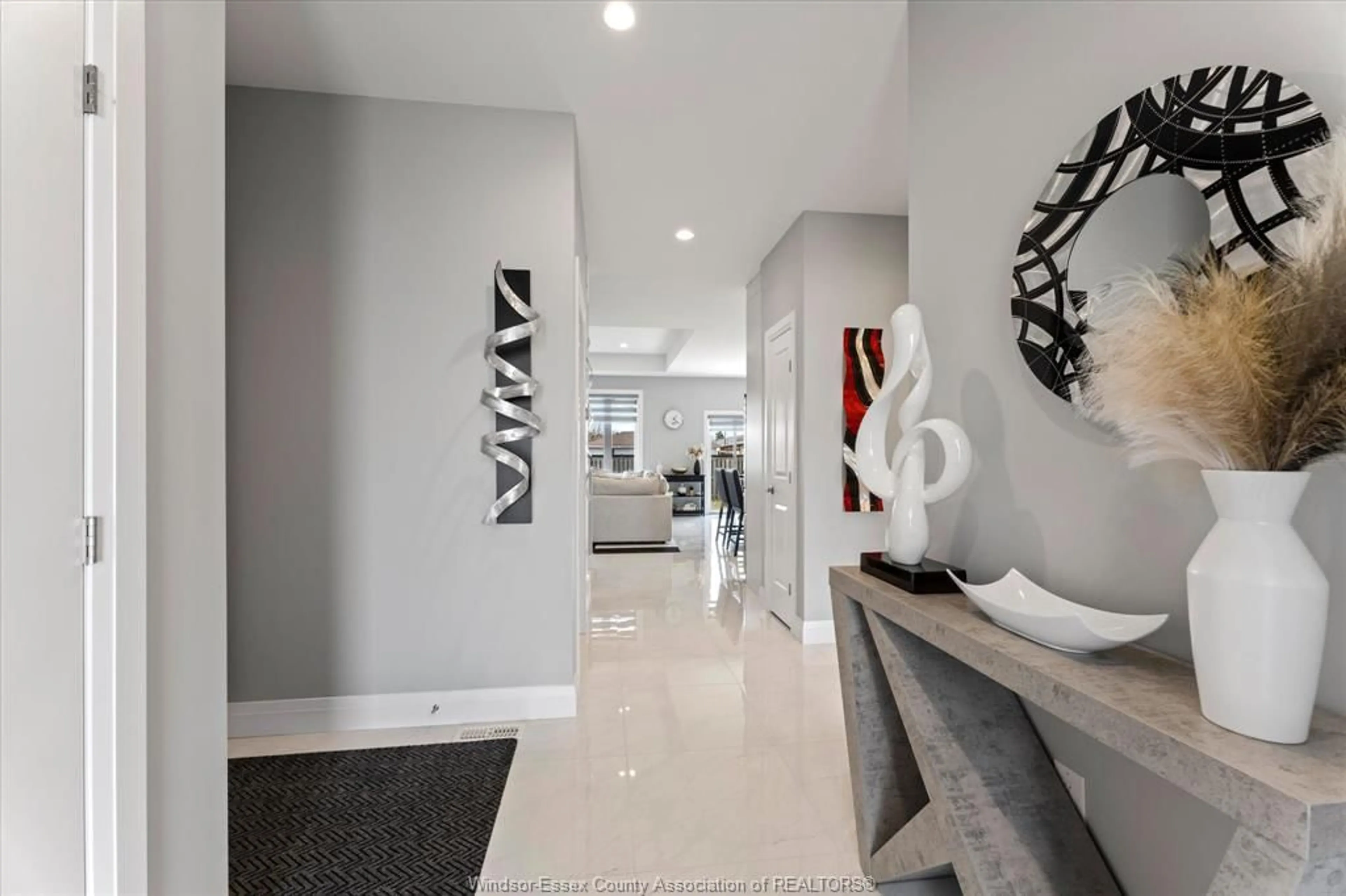 Indoor entryway for 332 VICTORIA Ave, Amherstburg Ontario N9V 1M5