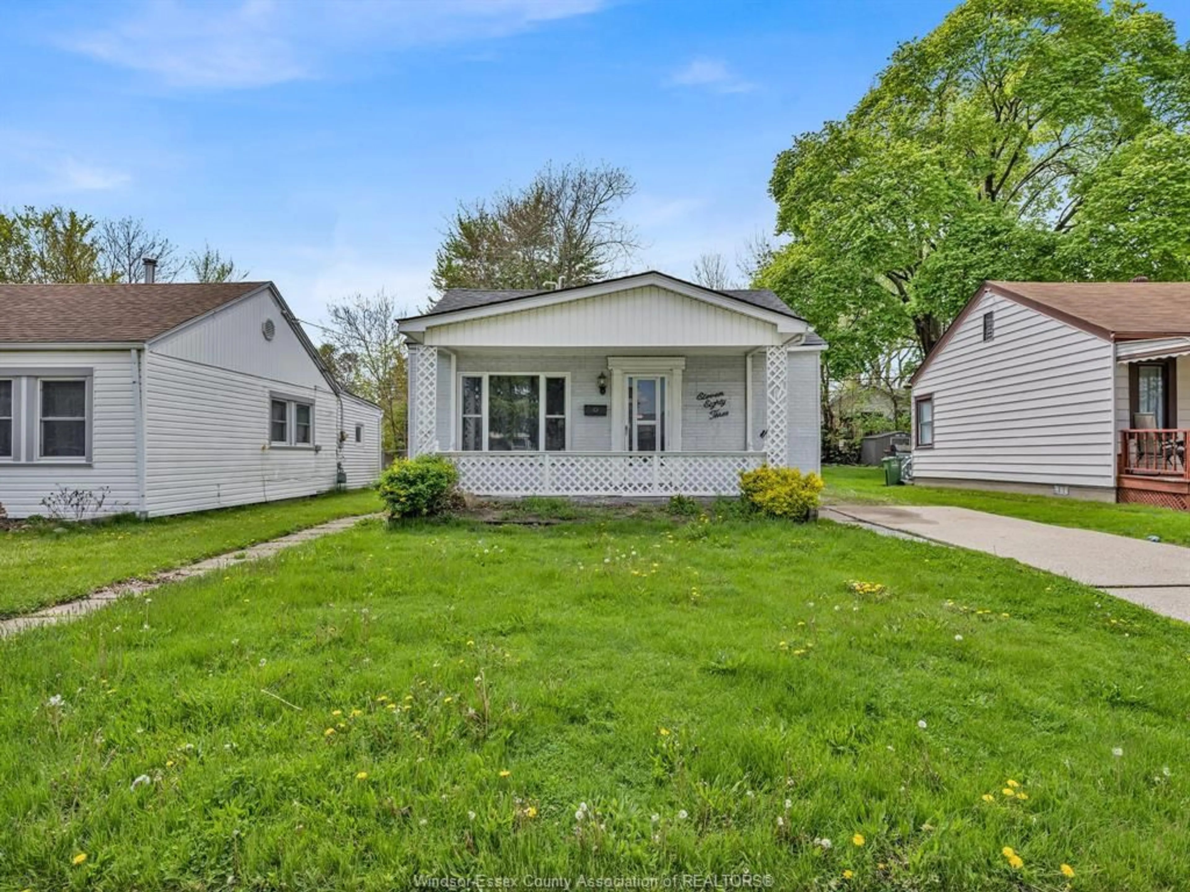 A pic from outside/outdoor area/front of a property/back of a property/a pic from drone, street for 1183 FELIX Ave, Windsor Ontario N9C 3L6