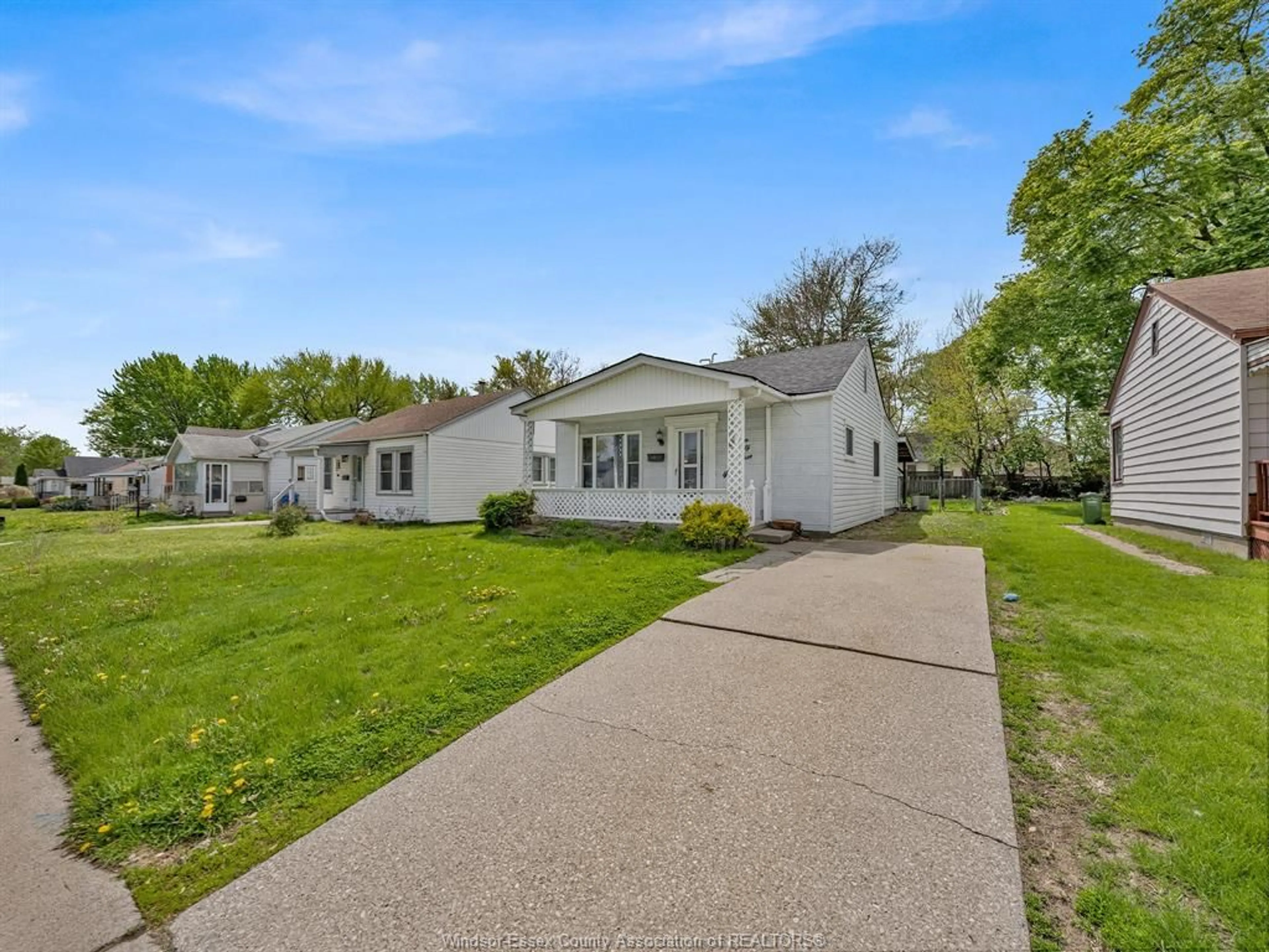 A pic from outside/outdoor area/front of a property/back of a property/a pic from drone, street for 1183 FELIX Ave, Windsor Ontario N9C 3L6