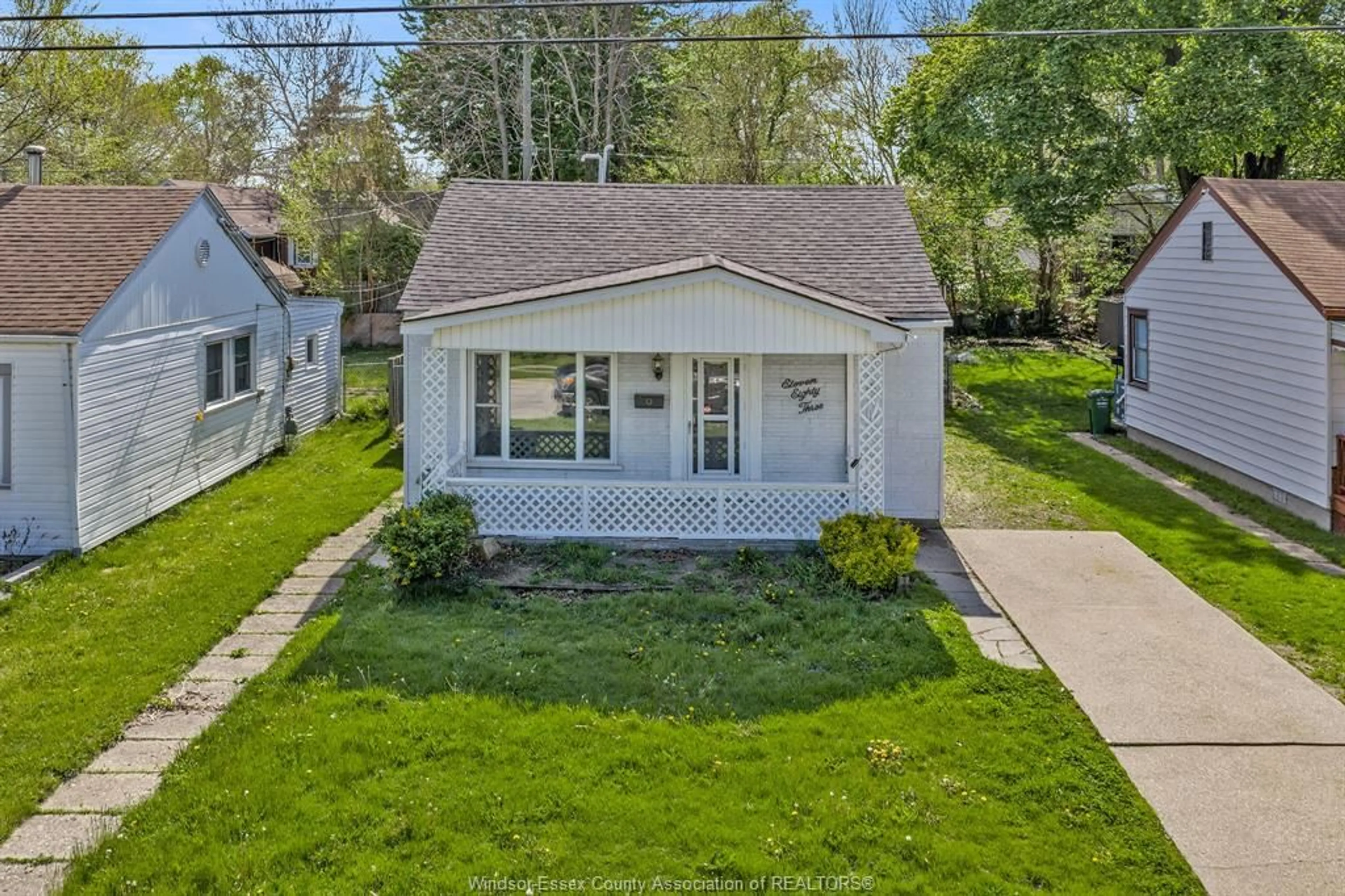 A pic from outside/outdoor area/front of a property/back of a property/a pic from drone, street for 1183 FELIX Ave, Windsor Ontario N9C 3L6