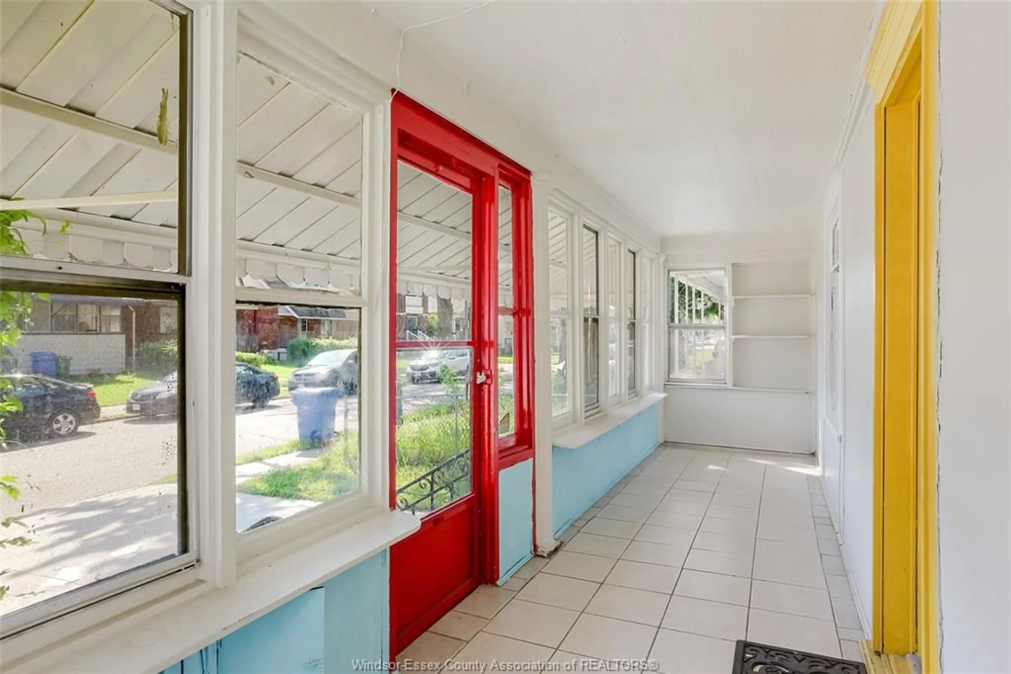 Indoor foyer for 361 JOSEPHINE, Windsor Ontario N9B 2K9