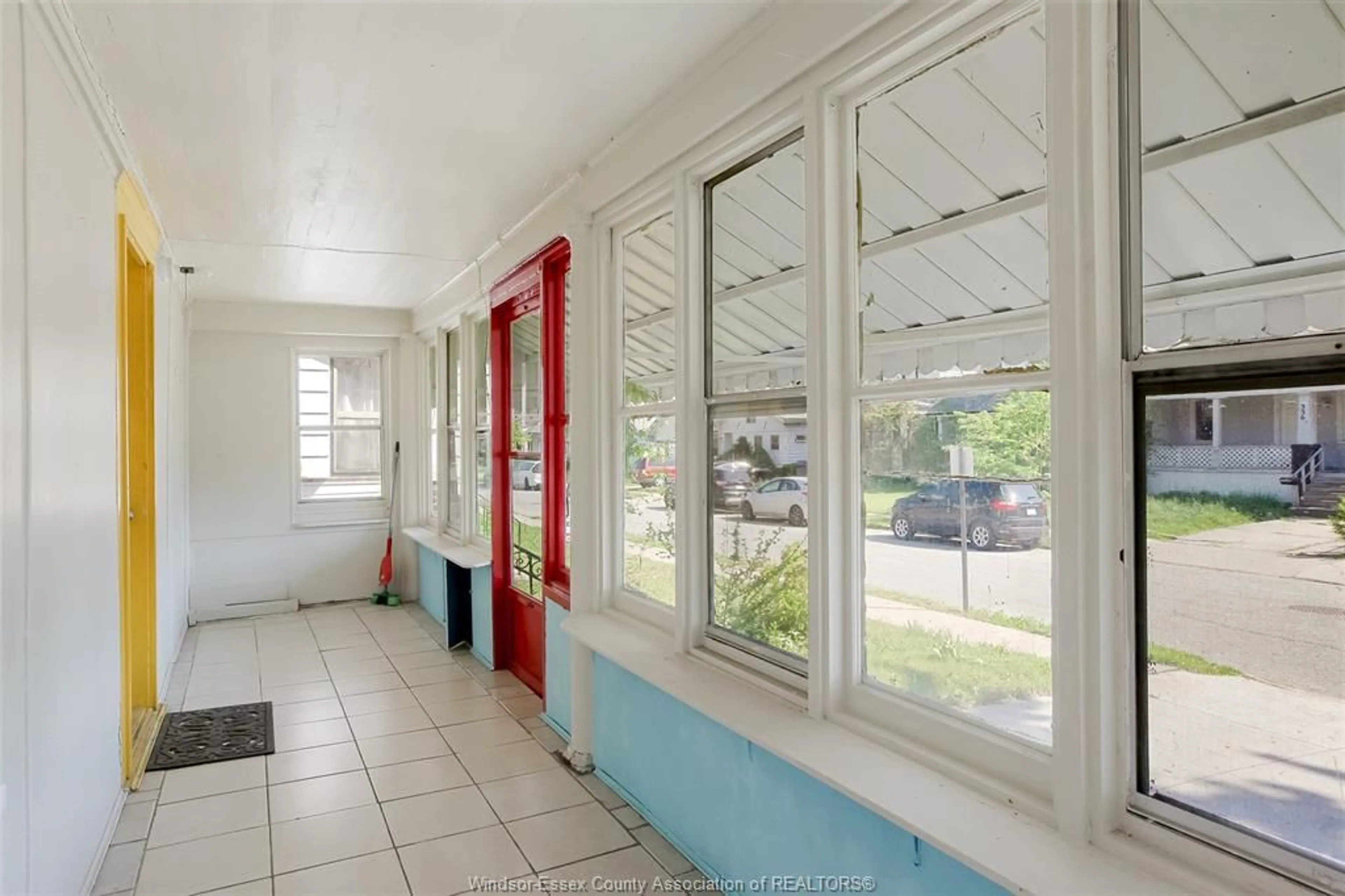 Indoor foyer for 361 JOSEPHINE, Windsor Ontario N9B 2K9