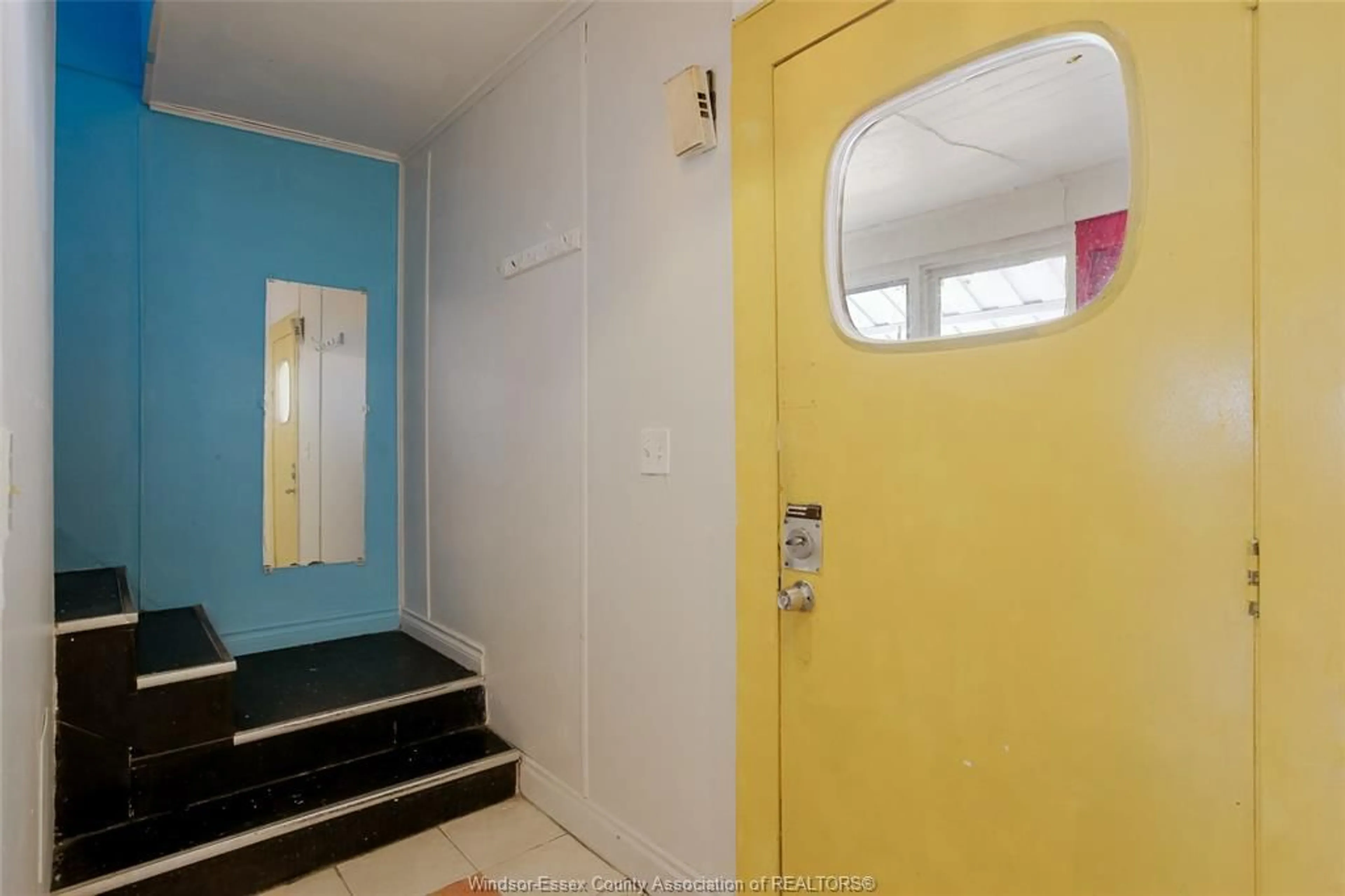 Indoor foyer for 361 JOSEPHINE, Windsor Ontario N9B 2K9