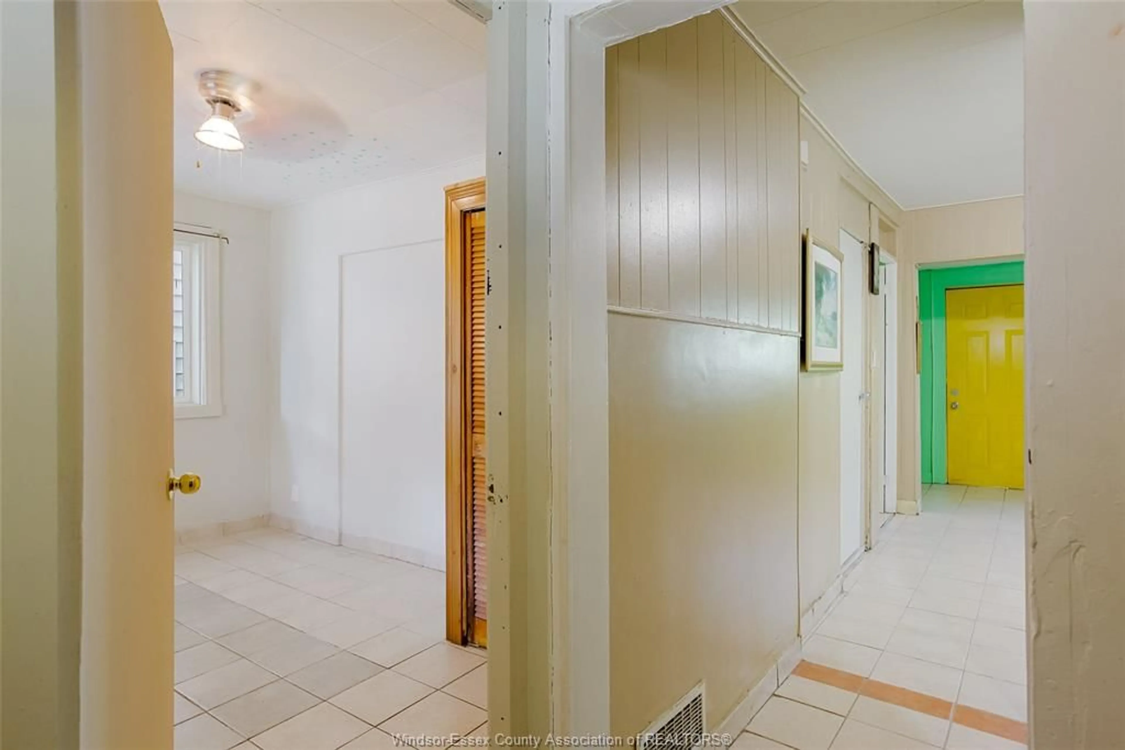 Indoor foyer for 361 JOSEPHINE, Windsor Ontario N9B 2K9
