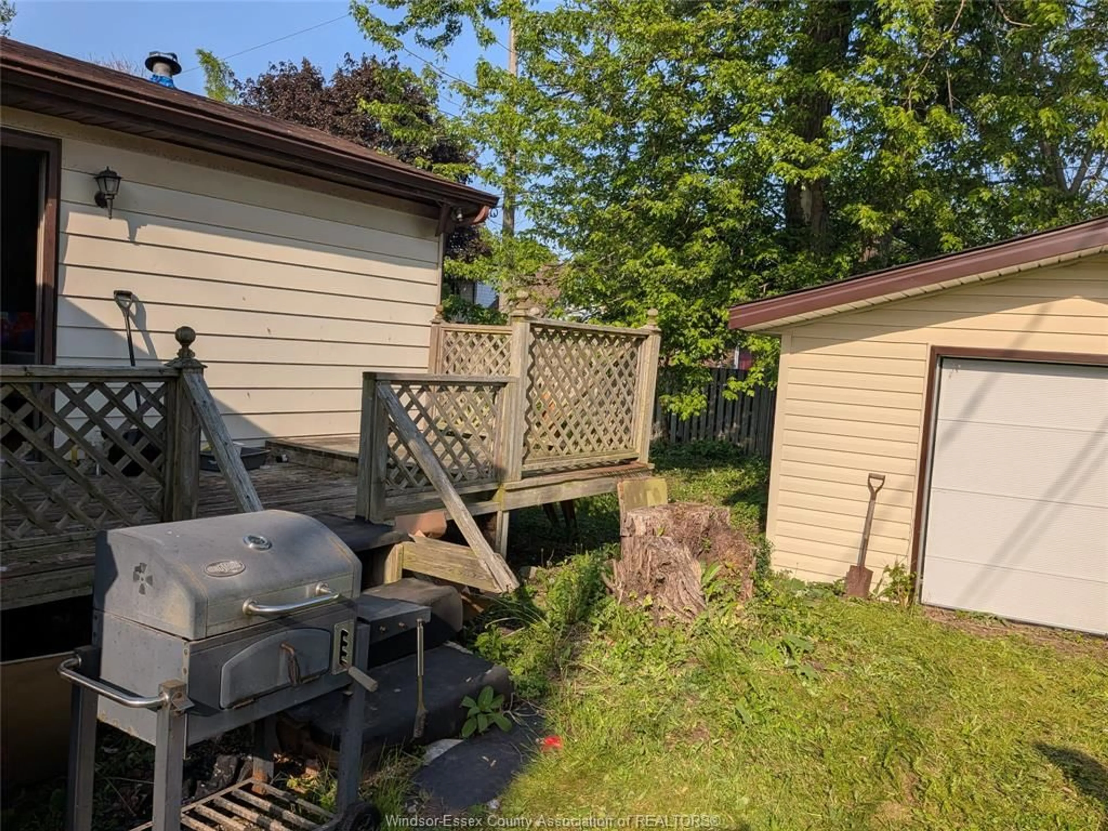 A pic from outside/outdoor area/front of a property/back of a property/a pic from drone, street for 3671 MULFORD Crt, Windsor Ontario N9C 1W8