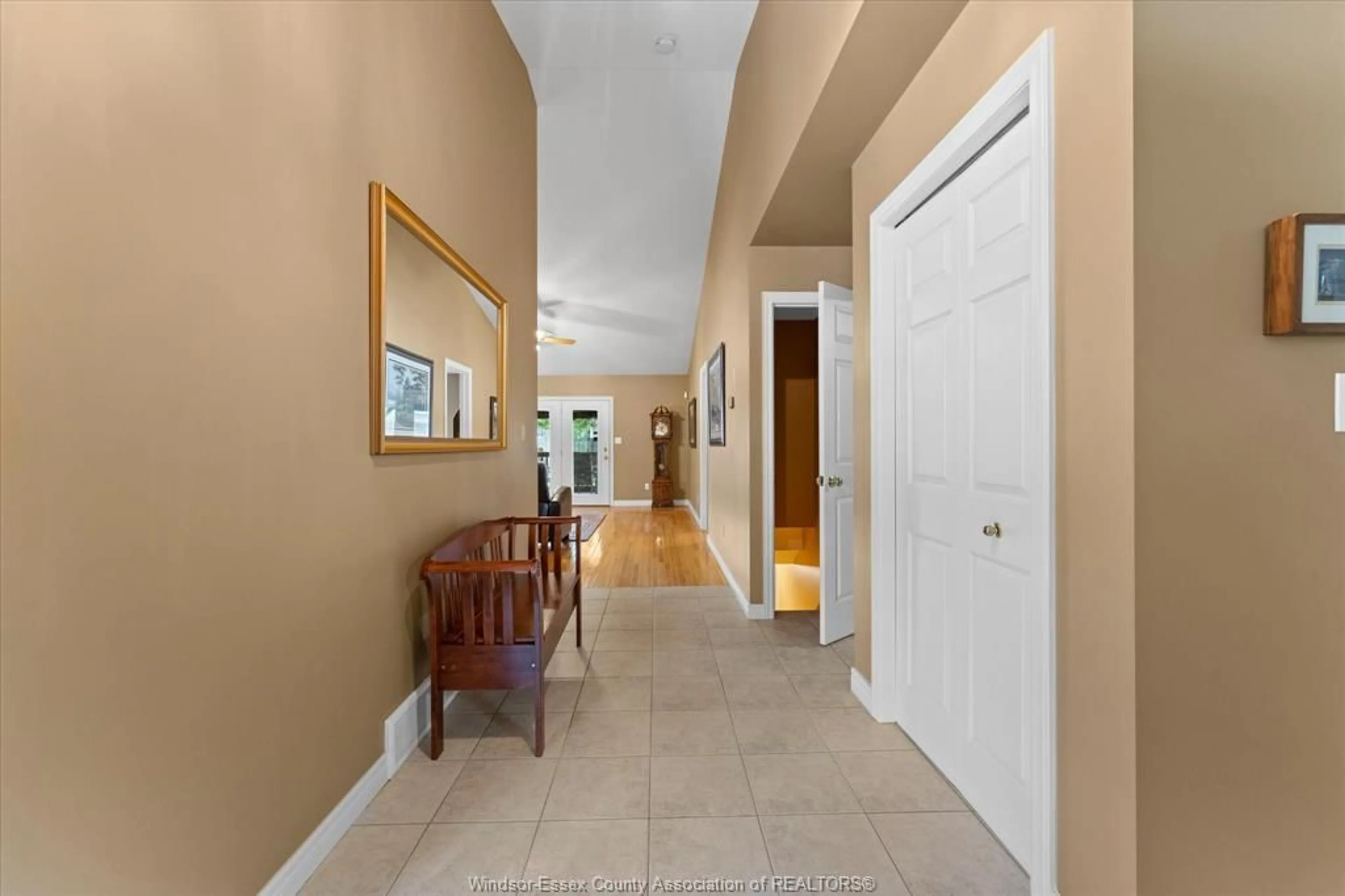Indoor foyer for 1997 Blue Heron Dr, Windsor Ontario N8P 1P6