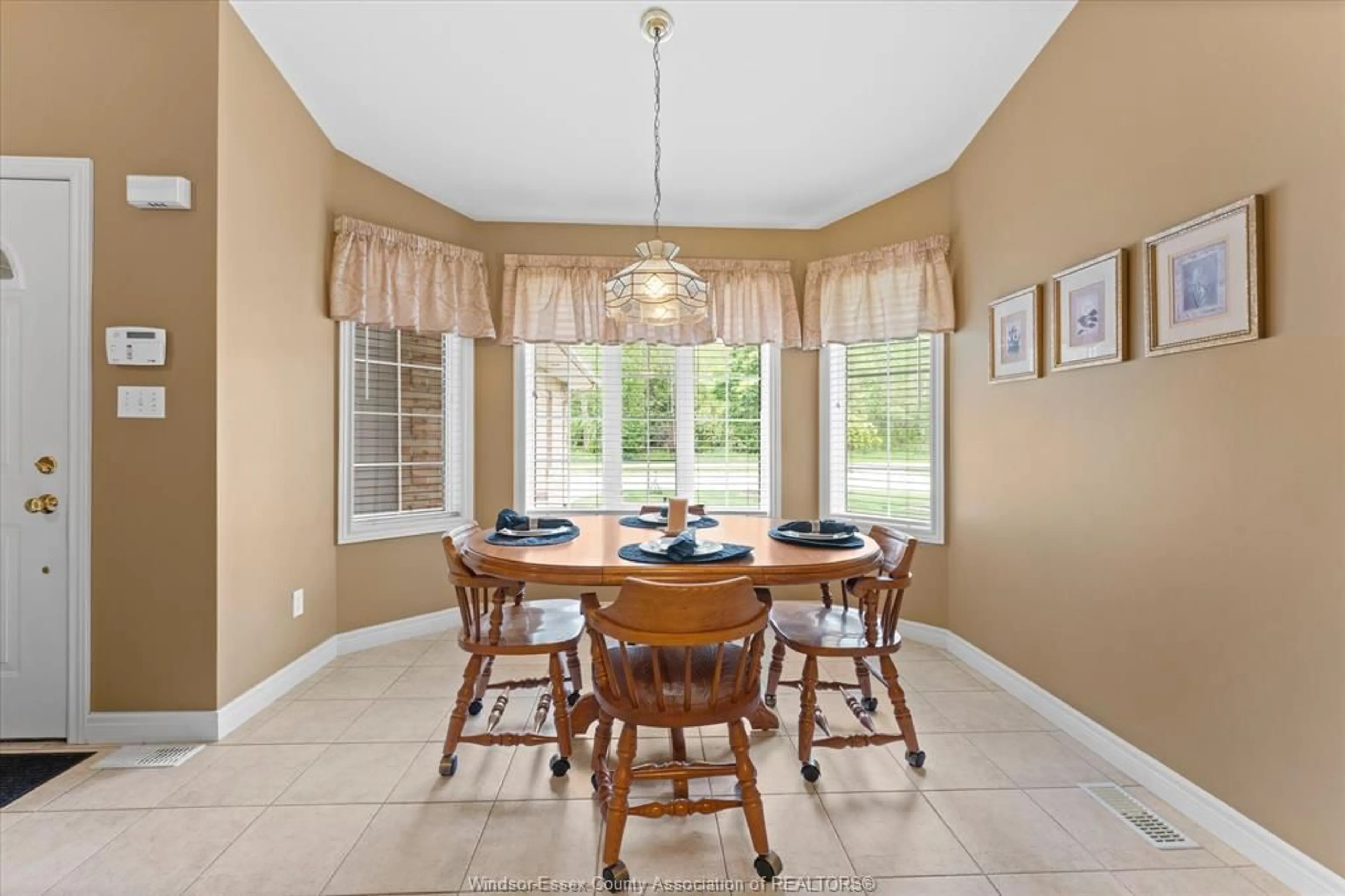 Dining room, ceramic/tile floor for 1997 Blue Heron Dr, Windsor Ontario N8P 1P6