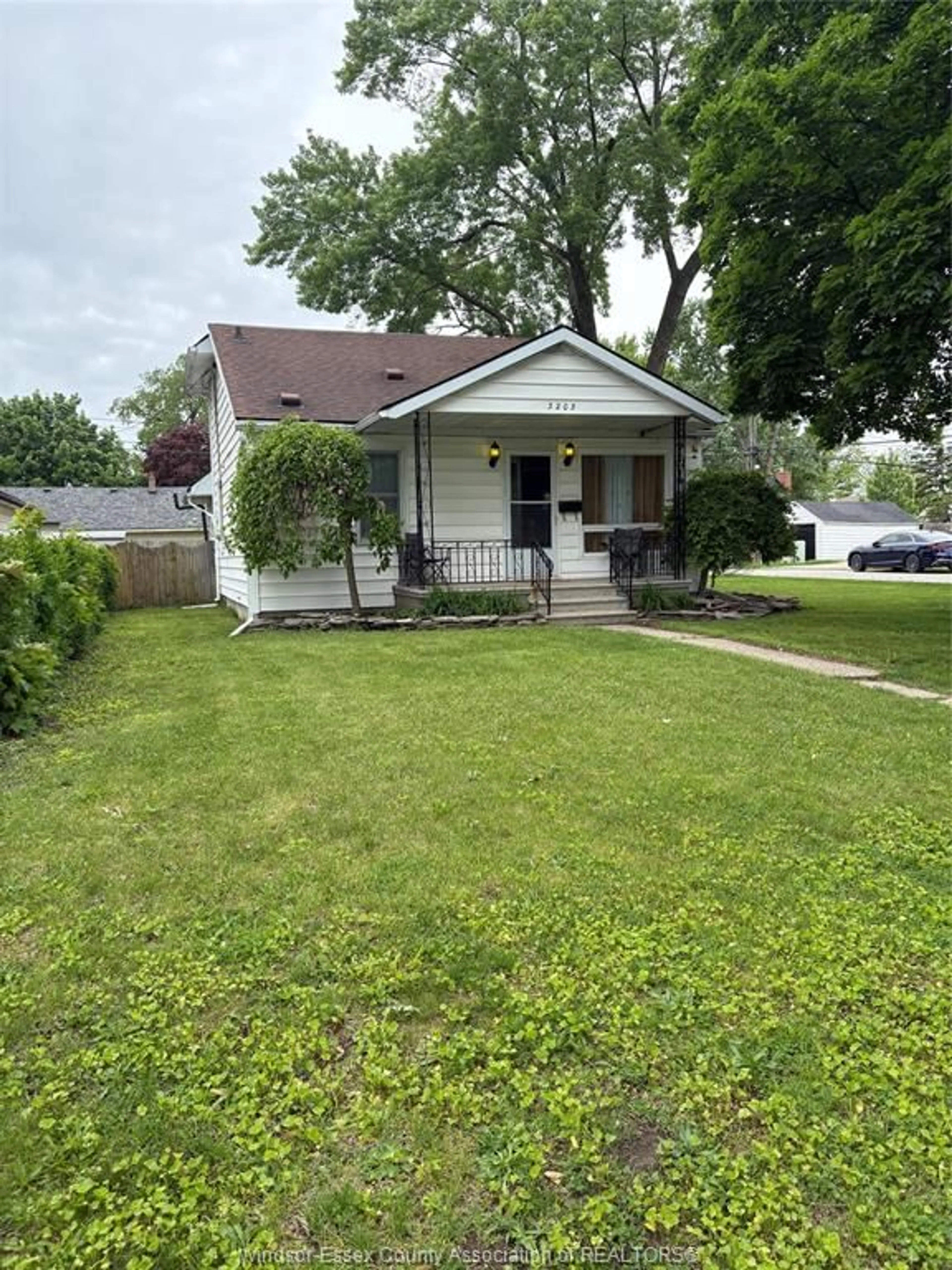 A pic from outside/outdoor area/front of a property/back of a property/a pic from drone, street for 3203 BYNG, Windsor Ontario N8W 3A1